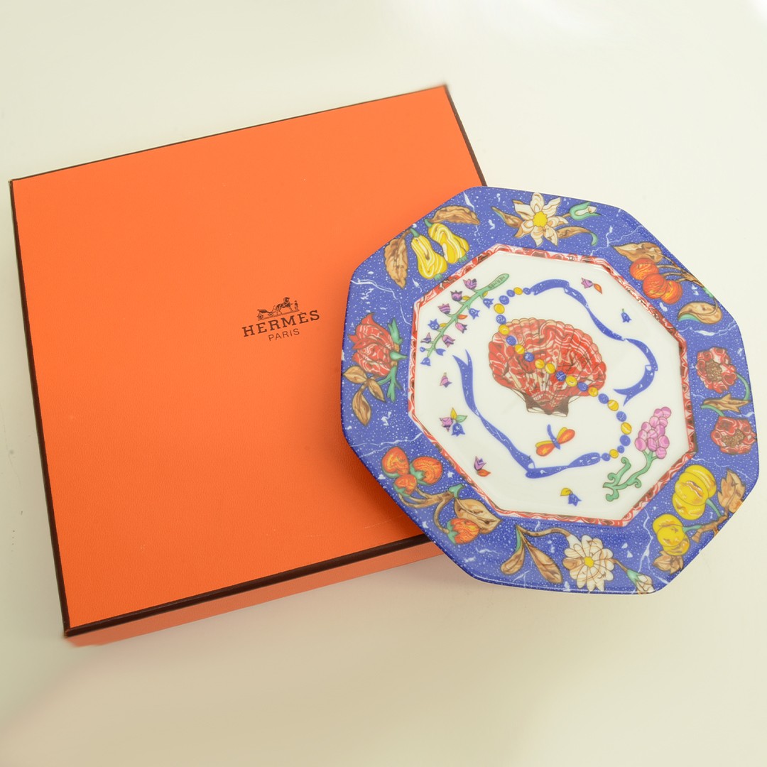 More shapes, colors, and sizes from Hermes Porcelain collection.
#designer #fashion #authentic #secondhand #secondhandfashion #plate #dish #clam #shell #ocean #floral #blue #multicolor #hermes #collectible #porcelain