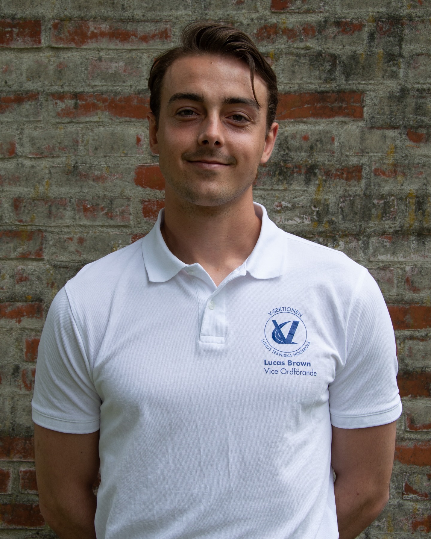 Vice Ordförande Lucas Brown
Som vice ordförande har man ett antal olika uppgifter. En av de viktigaste är att hjälpa ordförande i dennes arbete och vara införstådd i uppgifterna så att man kan ersätta ordförande vid de tillfällen hen inte kan medverka. Utöver detta har man även ett antal personliga uppgifter. Bland de största av dessa är att sköta planeringen av sektionens terminsmöten där det även ingår att vara kontaktperson till valberedningen. Posten innefattar också att planera några av sektionens evenemang som sektionssafarit, V-dagen, kräftskivan, storskiphtet och funktionärsutbildningen. Man är även styrelsekontakt åt BIIF, VoV-event och L-tek samt sköter kontakten med våra vänsektioner på andra universitet vilket är väldigt roligt.
Tre snabba med ”Brown”
Favoritstyrdokument?
Går inte att svara på, de är som mina barn!
Hur många styrelsemöten har du varit på?
På vadå?
Var är du hela tiden?
Poo juuobett