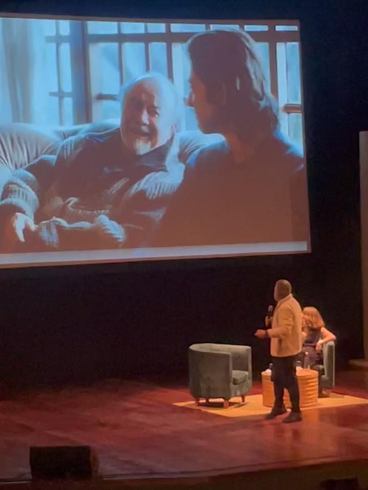 #hayfestival2026
🗣️El escritor Mario Mendoza conversó con Ana María Parra, guionista de la serie #estadodefuga1986, inspirada en la novela de Mendoza, Satanás, que retrata la vida de Campo Elías Delgado, el asesino de la masacre de Pozzetto, en 1986.
👏👏Compartieron con el público asistente al Centro de Convenciones cómo lograron desarrollar este proyecto audiovisual y de qué se valieron para retratar la mente del siniestro personaje 🧟
#hayfestival2026 #MarioMendoza #literaruracolombiana