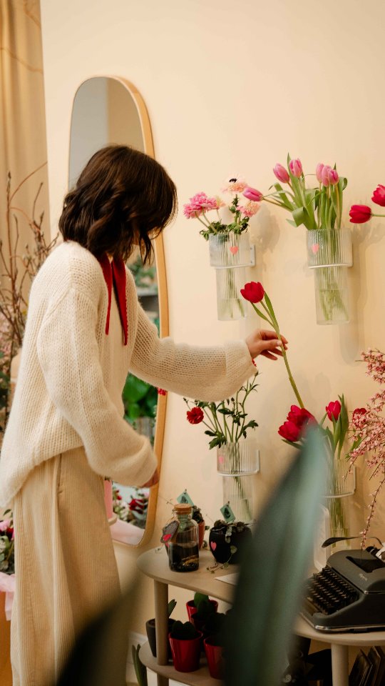 Februarie ❤️
Luna aceasta să ne adune în iubire şi nu să ne împartă în categorii.
Iubesc ideea unei luni destinate, cred eu, celei mai importante emoții. Iubirea, în toate formele ei.
Indiferent daca sărbătorim una din zilele puse în calendar în numele iubirii ori nu, să ne amintim ce dar să iubim şi să fim iubiți. 💌