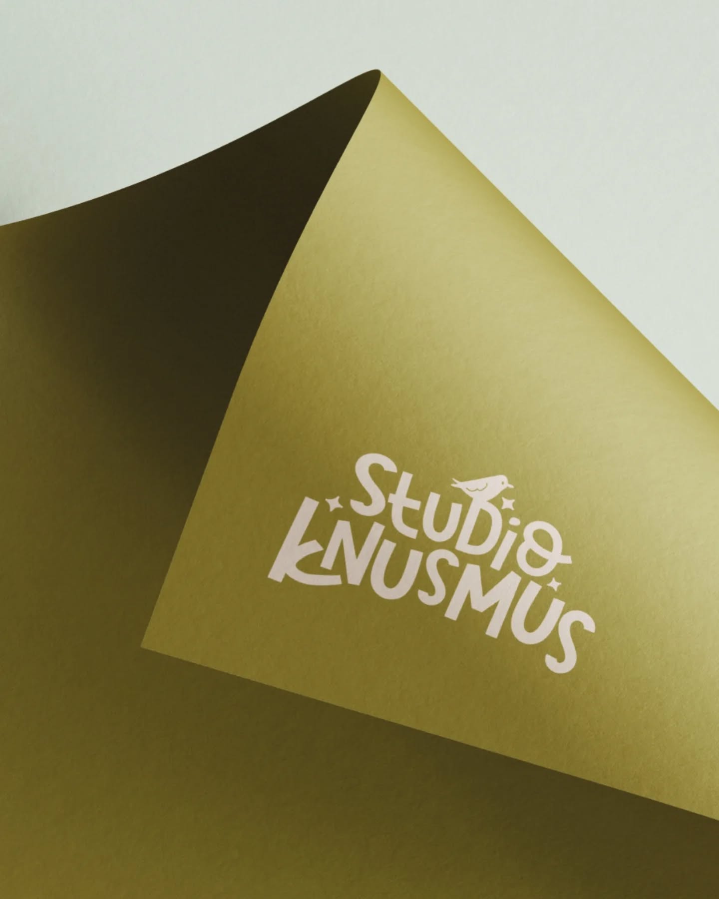 ✨️ Beelden met warmte en karakter
Wat een geweldig project mocht ik oppakken voor Studio Knusmus: een compleet logo- en huisstijltraject. Het was een prachtig proces, waarin Anna’s enthousiasme en scherpe gevoel voor detail vanaf het eerste moment merkbaar waren.
📷 In haar fotografie zie je datzelfde terug. Ze kijkt aandachtig en legt ondernemers vast op een manier die authentiek en toegankelijk is. Warme beelden en gevoel voor sfeer staan centraal!
✍️ De visuele identiteit is ontworpen op een unieke, kleurrijke en speelse manier, terwijl de professionaliteit behouden blijft. De sterretjes laten het logo sprankelen en de handgetekende mus met bijbehorende illustraties geven het geheel die persoonlijke touch.
@studioknusmus is echt een aanrader voor wie fotografie zoekt die je vastlegt zoals je echt bent!
#grafischontwerp #huisstijl #logodesign #fotograaf