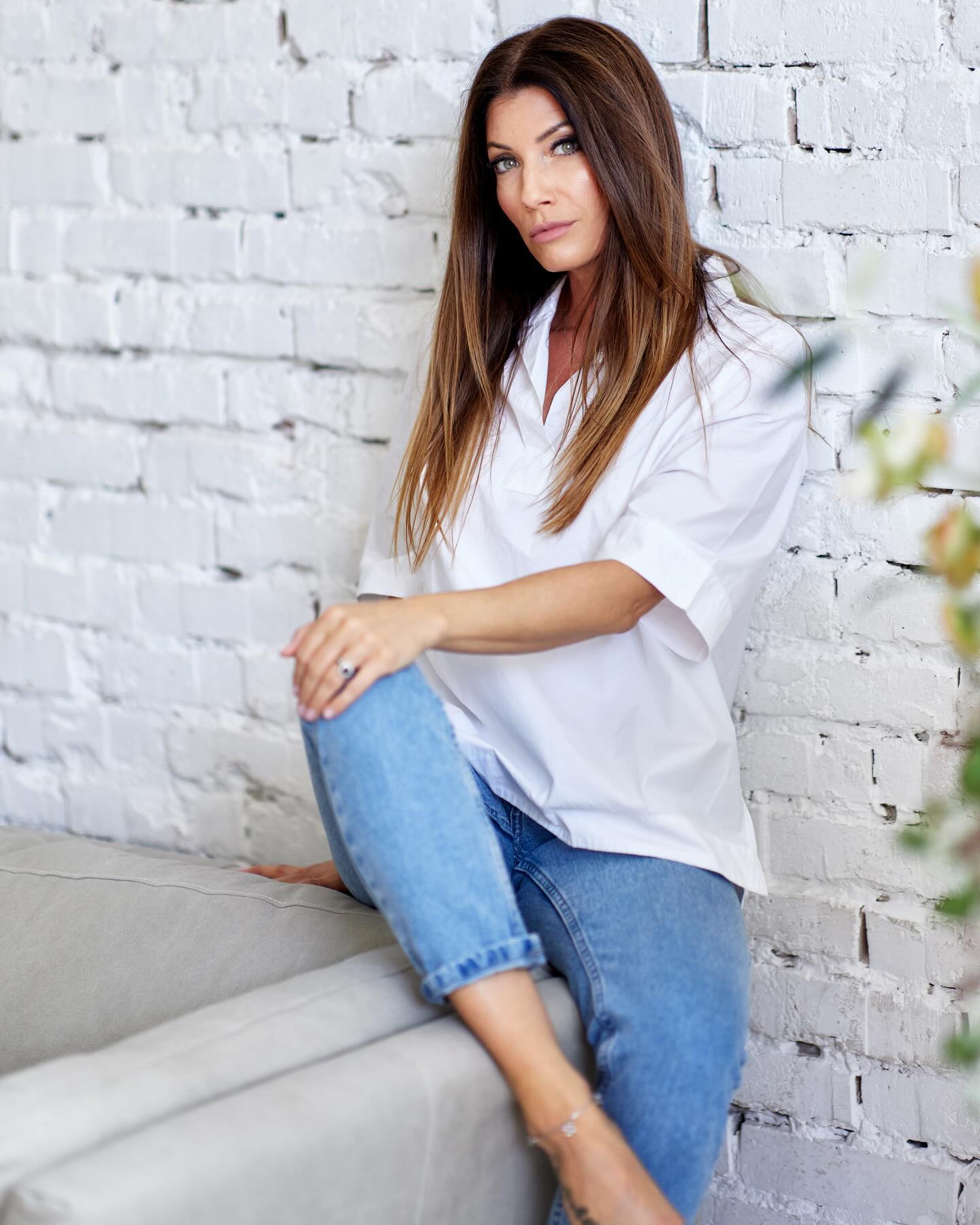 Sok változással és meglepetéssel készülünk Nektek a következő hónapokban. ☺️
„ Egy nő szépsége nem a ruhákban, amiket hord, nem az alakjában vagy a frizurájában rejlik. A nő szépségét a szemében találod, mert a szem bejárat a szívhez, ahol a szeretet lakozik. ” Audrey Hepburn
@savanya_kisasszony @anikosoros0830 @easyshapestudio @fashionbeauty_szepsegszalon