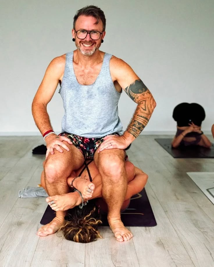 A moment of gratitude for all the teachers that I was able to practice with so far. It was not many, but for sure they were the best ;)
@davidrobsonyoga assisting me in #suptakurmasana - thank you 🤍