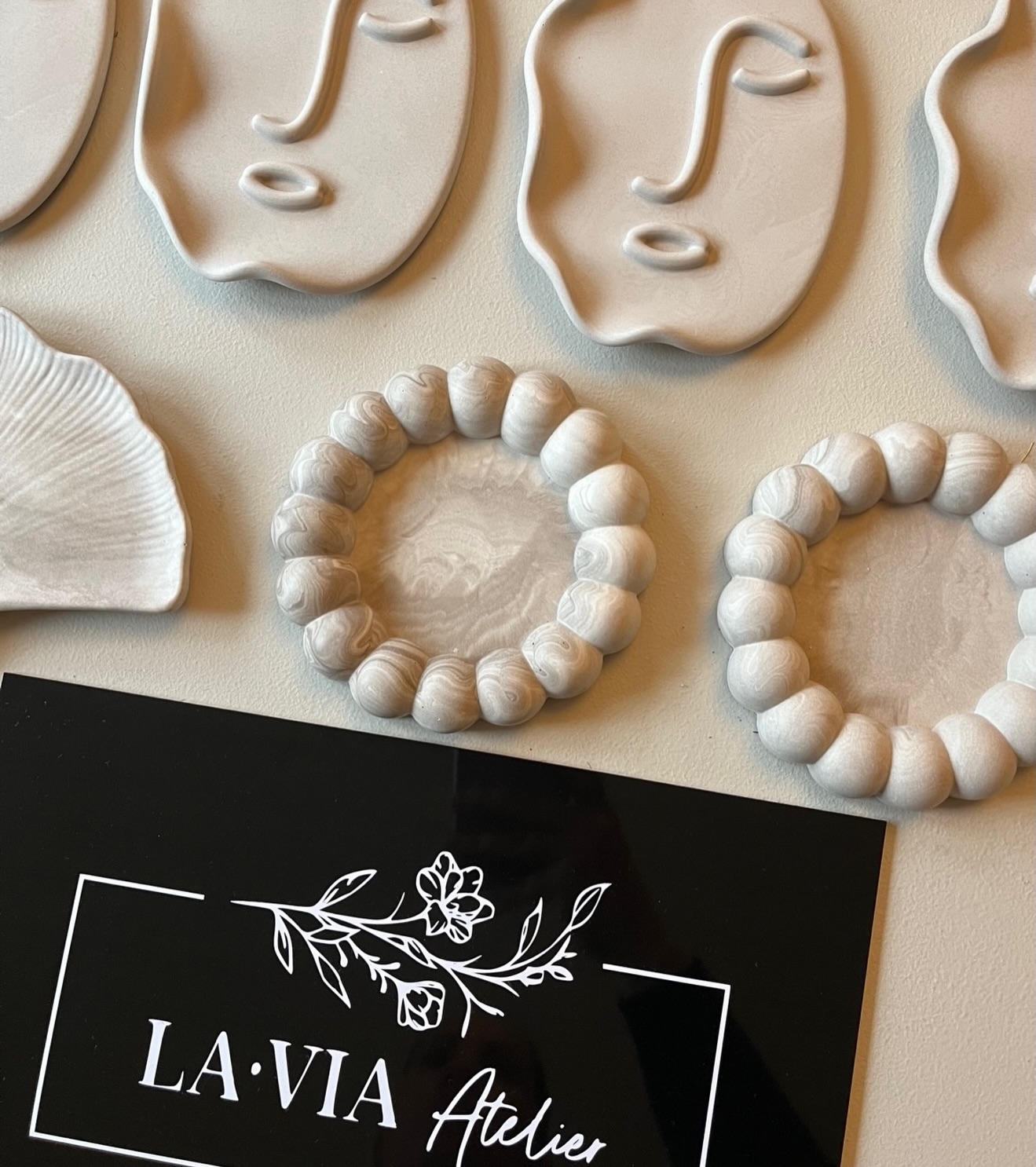 Marbled Bubble Tray 🫶🏻 Wieder verfügbar – handgegossen & jede Marmorierung einzigartig 🤍
#laviaatelier #handmade #homedecor #interiorliebe