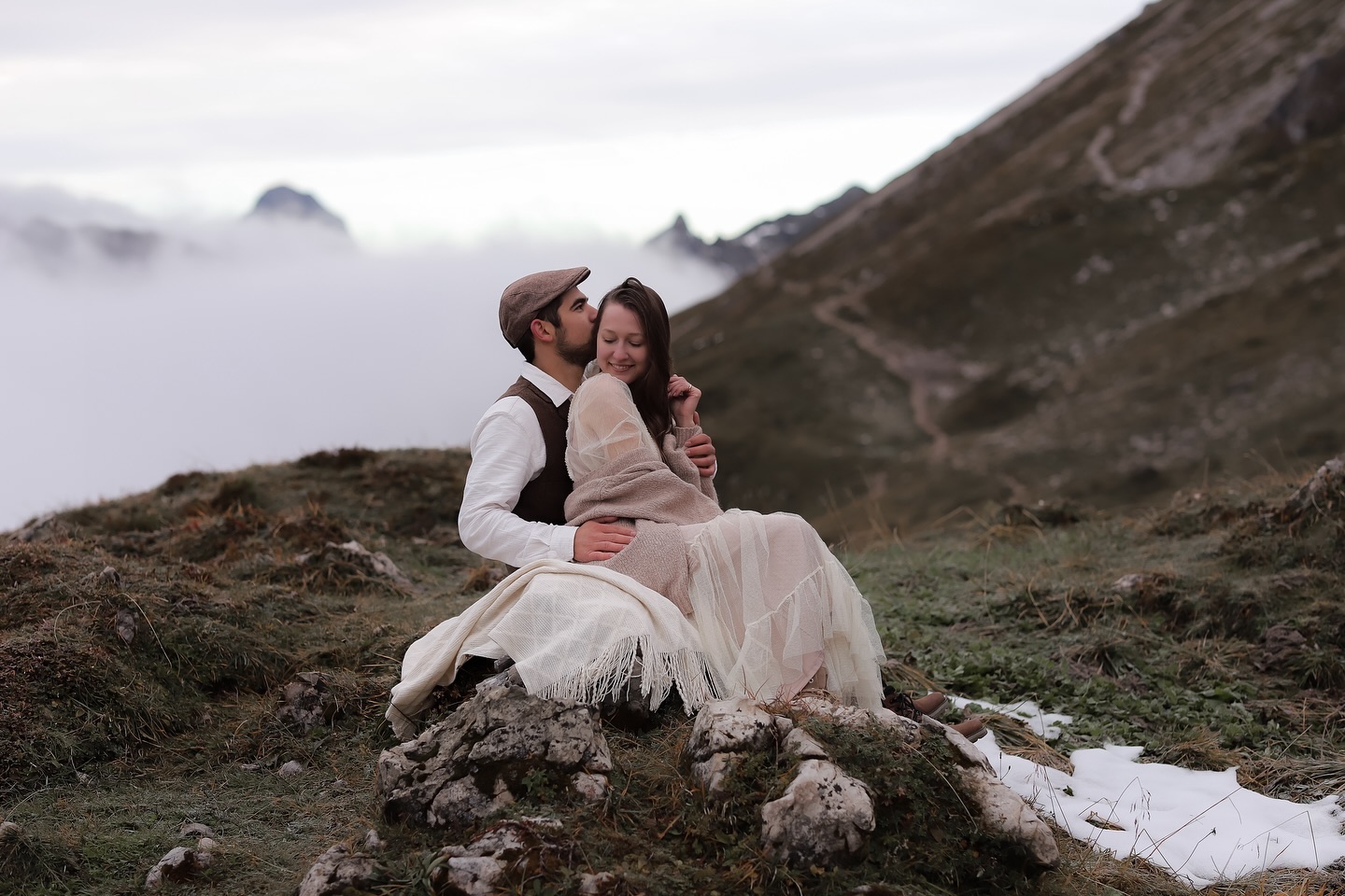 #makememories #couple #mountainlovers #naturevibes #sunrise #boho #familienfotografie #familienfotografin #soulful #söll #wilderkaiser #tirol
@lisawagnerfotografie @alexelainephoto @alexelaine.education
@jaegeralpe
@goldenhourgowns
@selly.fischer