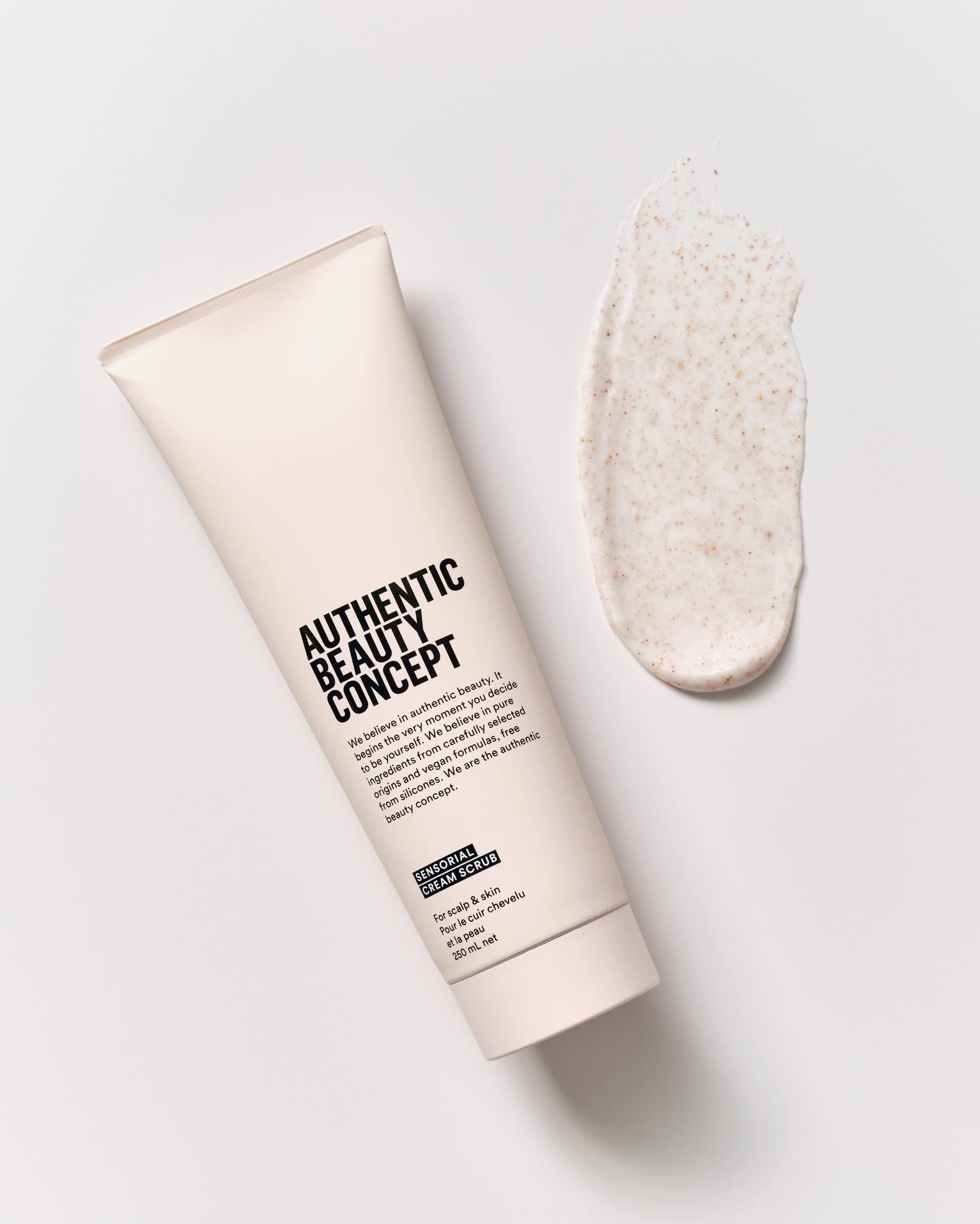 De Sensorial Scrub 🥥
Een natuurlijke, vegan scrub voor hoofdhuid, lichaam en gezicht. Verwijdert zacht overtollige oliën, onzuiverheden en productresidu, verrijkt met coconutolie, vrij van siliconen, minerale oliën en parabenen.
Gebruik: masseer zacht in op hoofdhuid of huid vóór het wassen en spoel af.
Voordeel: een schone, frisse en gebalanceerde huid en haar dat verzorging beter opneemt voor een zichtbaar verzorgde, gezonde uitstraling.