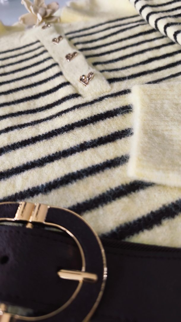 💛 Un rayon de soleil à enfiler 💛
Il y a des pièces qui ne demandent rien...
Juste d'être portées 💫
Ce pull YELLOW, c'est clairement mon coup de cœur du moment 🫶
✨ Une couleur qui réveille le teint
✨ Une coupe qui met en valeur sans en faire trop
✨ Ce p'tit "je ne sais quoi" qui donne le smile dès qu'on l'enfile
Avec le jean MOM, il fait tout le boulot pour toi 🤭
.
.
⚠️ L'une de mes pièces coup de cœur !!
Dis moi en commentaire, si toi aussi tu le sens déjà devenir un indispensable ?! 🥰🤩
.
.
.
#modchadeschoux #pullfemme #coupdecoeurmode #looklumineux #modeinclusive #du34au50 #feelgoodluck #eshopfemme #modevichy #allier