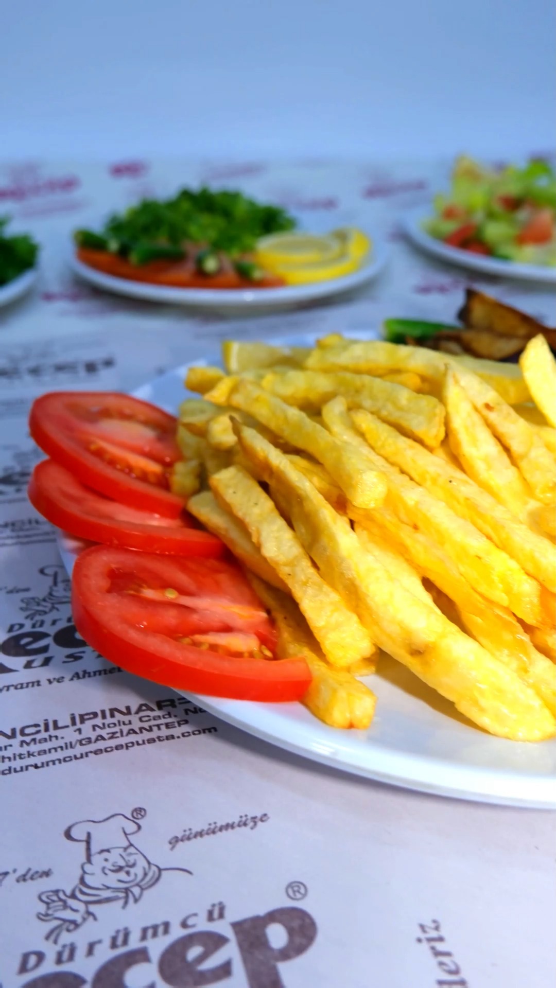 Doğallıktan Gelen Çıtır Lezzet! ✅
Çocuklarımızın ne yediği bizim için önemli. Dürümcü Recep Usta İncilipınar olarak, patates kızartmalarımızı hazırlarken doğallıktan asla ödün vermiyoruz.
🥔 Sırrımız basit: Taze patates, temiz yağ ve Recep Usta titizliği! ❌ Hazır ürün yok, katkı maddesi yok.
Hem dürümlerinizin yanına çok yakışıyor hem de çocukların yüzünde kocaman bir gülümseme bırakıyor. İçiniz rahat, tabağınız lezzet dolu olsun!