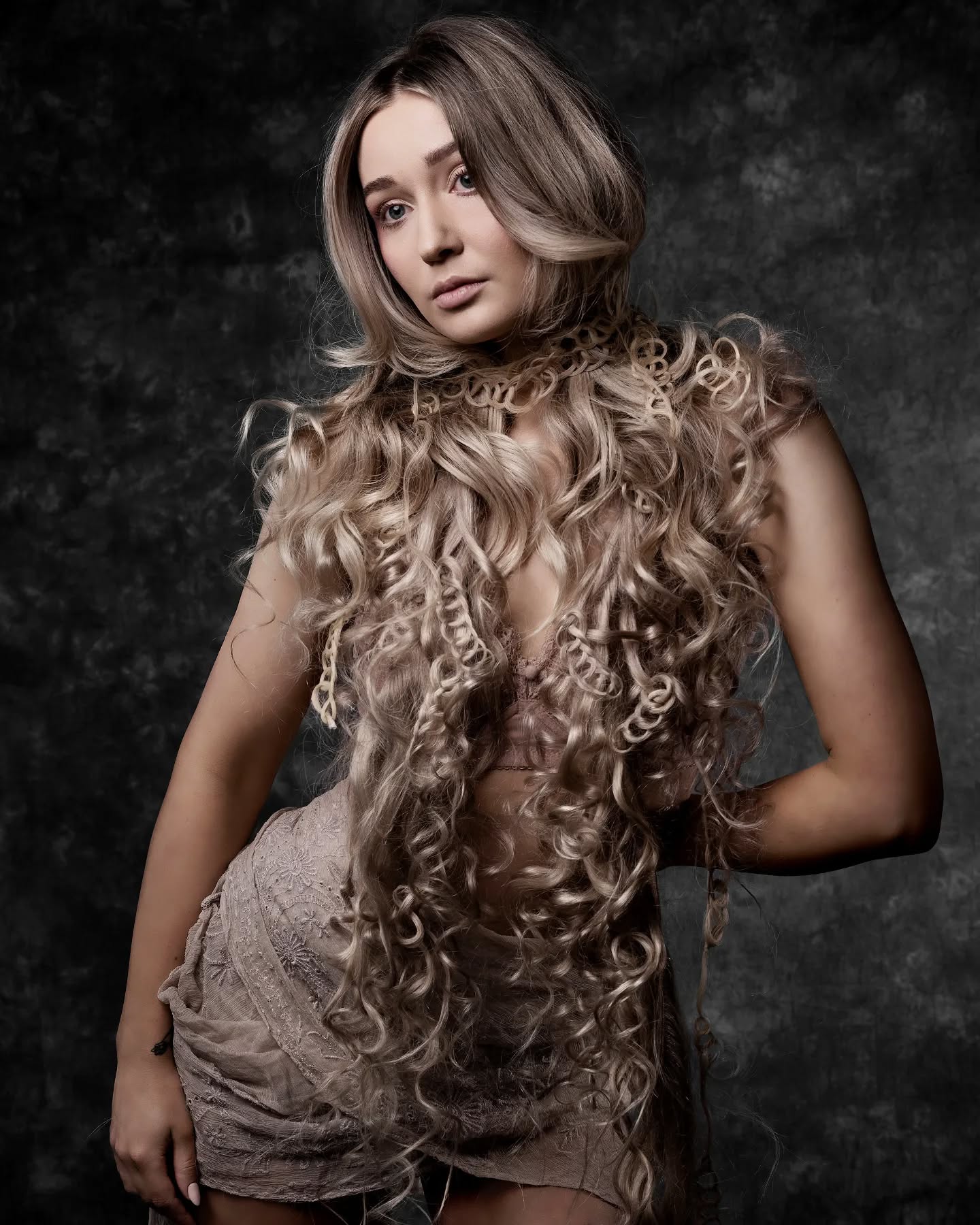 I'm so lucky to have such amazing creative people to vibe with in my life.
Hair @kyliehayeshairartist
Model mua @_bkdawson_
#hair art #dunedinphotographer