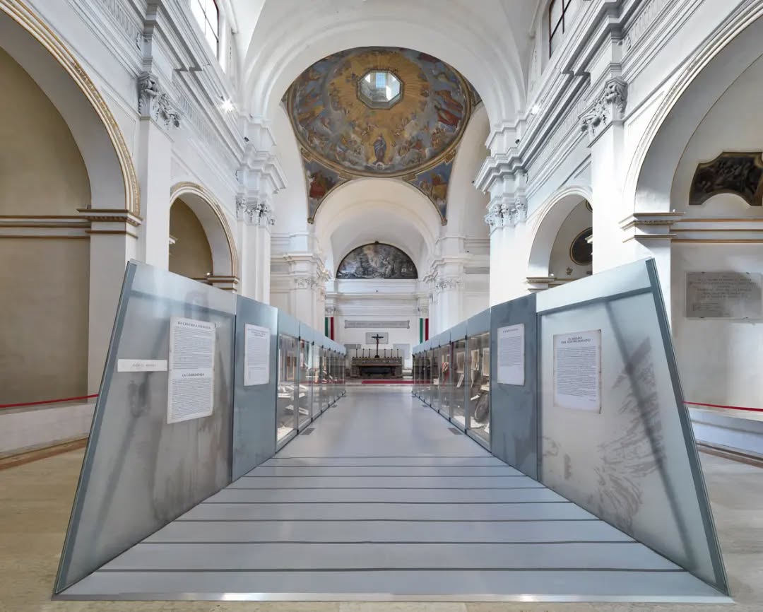 Museo del Risorgimento della città di Ravenna, posto nell'ex Chiesa di San Romualdo, nel Complesso Monumentale della Biblioteca Classense.
Il museo si sviluppa con un unica passerella centrale, disposta lungo l'asse della chiesa, con ai lati due lunghe vetrine contenenti i reperti storici e materiale didascalico e informativo. Si conservano i cimeli del Risorgimento italiano, con particolare riferimento all'epopea garibaldina, che ha visto alcune delle sue vicende svilupparsi nel territorio ravennate.
L'intervento fa parte del grande restauro e attualizzazione funzionale della Biblioteca Classense, sviluppatosi dal 1999 e ancora in corso, in cui ASP.ILT e i suoi professionisti hanno coordinato la progettazione e la direzione lavori.
#architects #engineers #designers #architecture #restoration #design #community #building #adeptarchitects #drawing #construction #underconstruction #historical #building #heritage #moderndesign #architecturephotography #classense #bibliotecaclassense #biblioteca #myravenna #ravenna #library