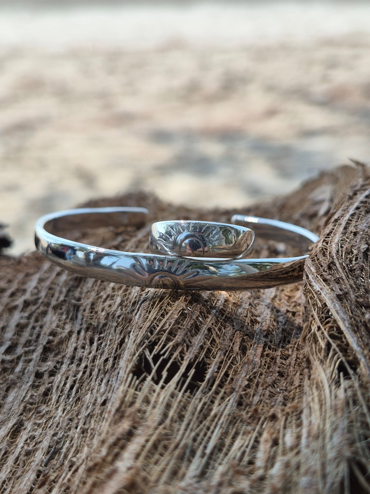 ☀️ Sunrise ring and bracelet ☀️
Such a challenge to take pictures of high shine jewelry – still need to work on my photography skills – a lot 😅
I also made matching hoops ✨️ will be posting pictures of those in the next few days 📸
Ring and bracelet are 100% handmade and available @jellyfishkohchang 🪼
#950silver #handmadejewelry #kohchangthailand📍