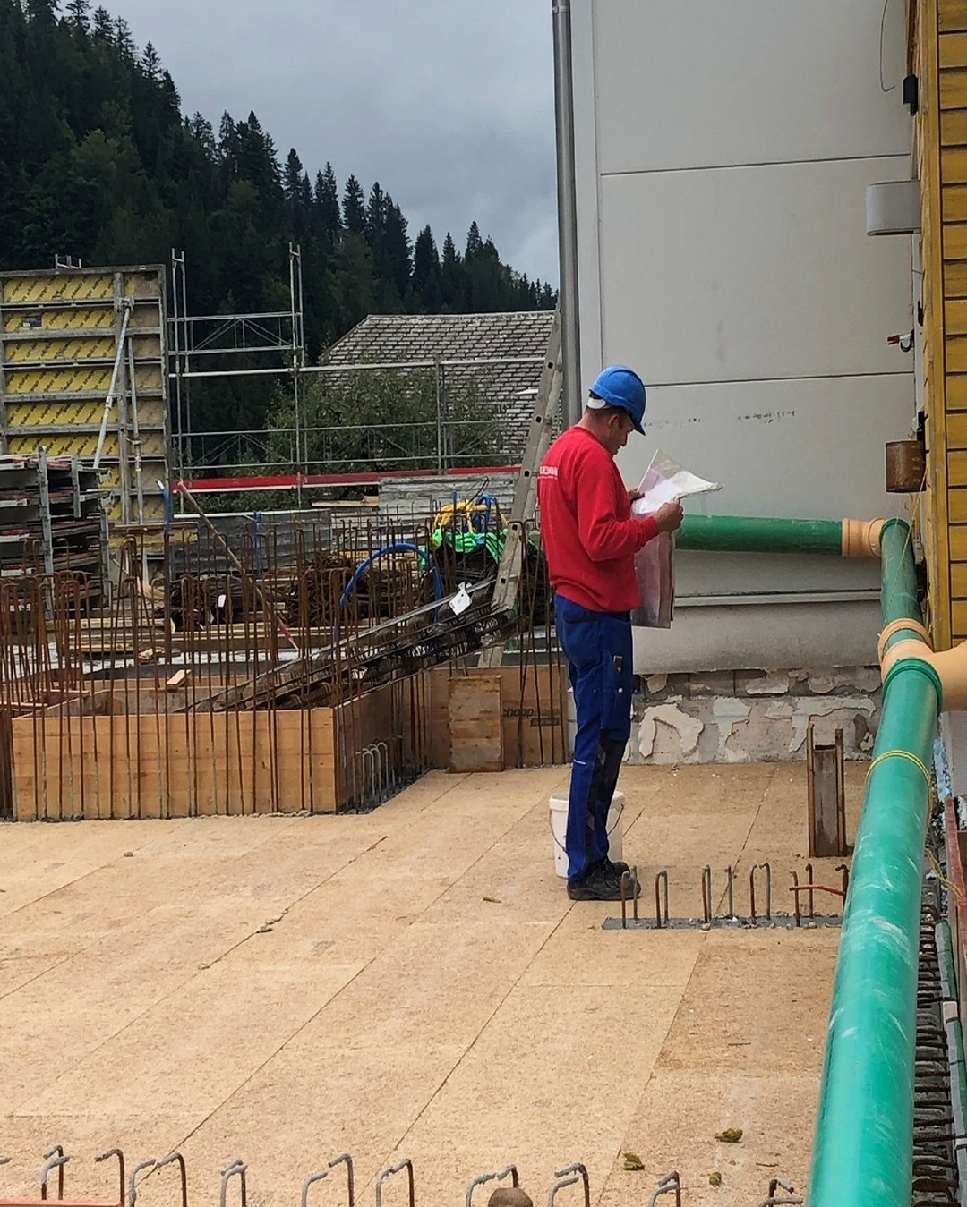 Unser bauleitender Gebäudetechniker beim genauen Studieren der Pläne 👀🤓 Einfach unverzichtbar 👍👍
@bergkasereimarbach Bergkäserei Marbach
#stadelmann_haustechnik #Gebäudetechnik #Stadelmann #Sanitär #Heizung #planer #wirdiegebäudetechniker #StadelmannEnergieundHaustechnikAG #Escholzmatt