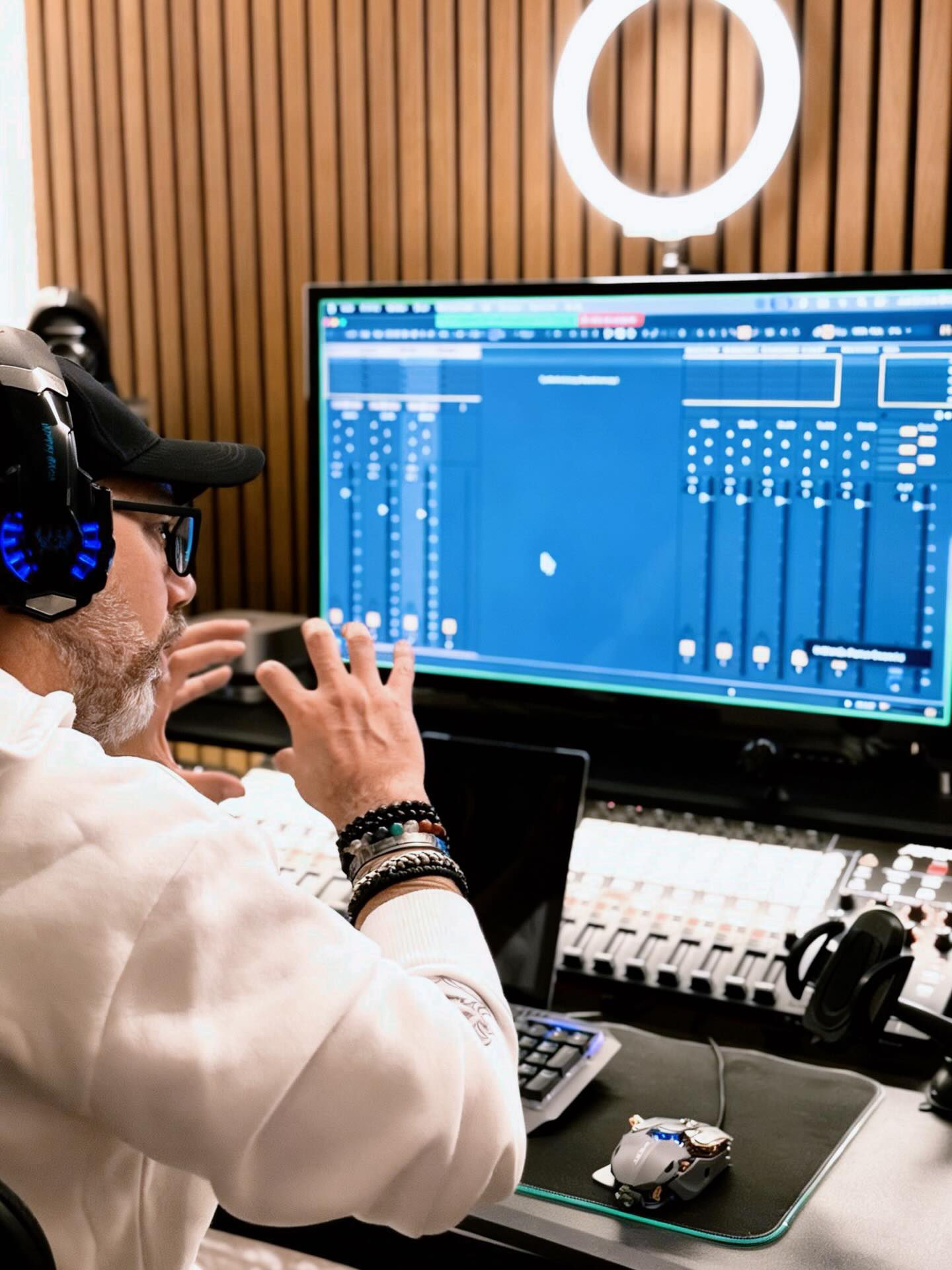 Gracias a cada persona que se sumó a la masterclass, el encuentro, la escucha y la energía compartida.
Estos espacios existen para abrir preguntas, desbloquear miradas nuevas y recordar que producir música también es un camino de conciencia, presencia y coherencia interna.
Si no pudiste asistir en directo, pronto recibirás la grabación.
Y si algo de lo vivido hoy resonó contigo y sientes el llamado a profundizar, puedes escribirnos para seguir acompañando tu proceso creativo y profesional.
Seguimos creando desde el alma 🤍💫