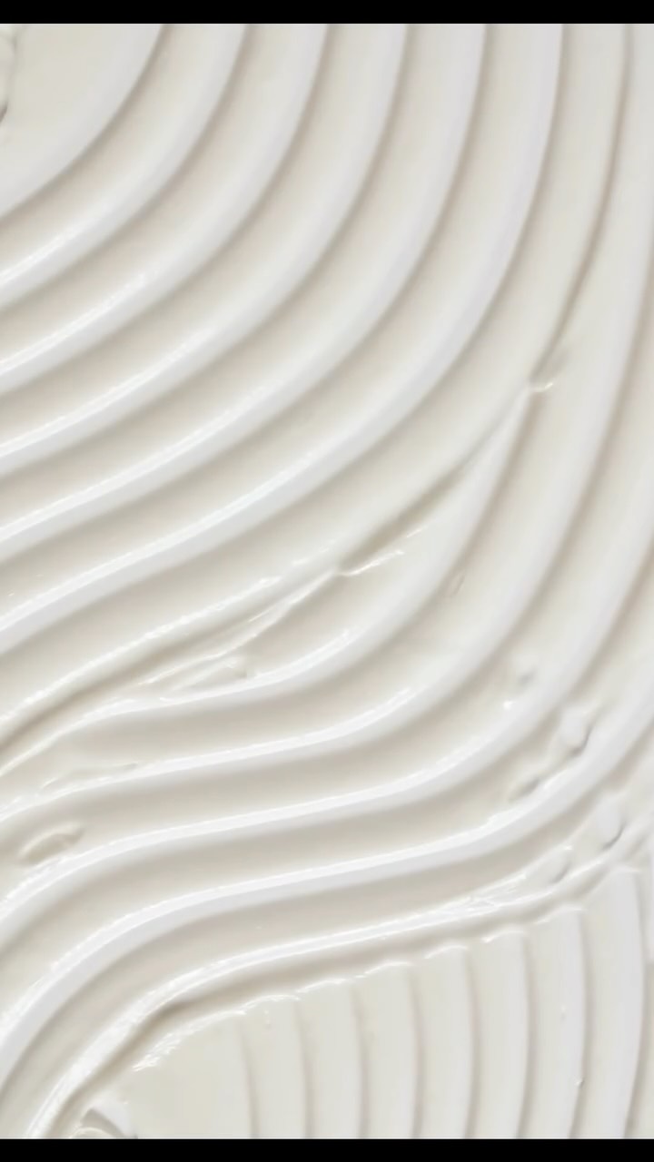 Una carezza ricca e avvolgente: la nostra crema corpo dalla texture densa fonde burro di karité e cacao con oli nutrienti, lasciando la pelle setosa, morbida e intensamente idratata ad ogni applicazione.