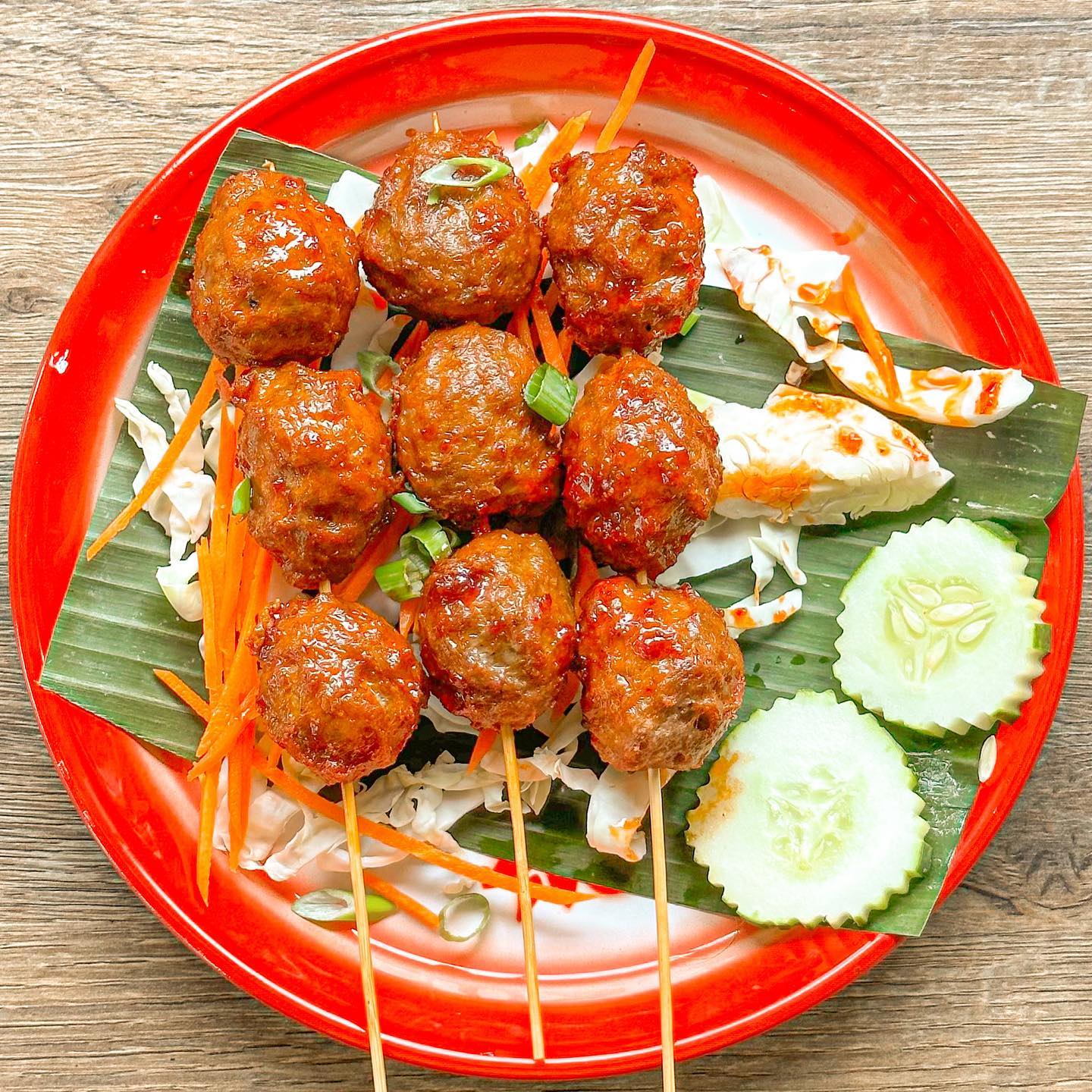 ☄️ JEOW BONG MEATBALL SKEWERS ☄️
House-made Laotian beef meatballs, skewered and fried for the slightest crisp on the outside. Tossed in our signature Jeow Bong sauce, a Laotian chili dipping sauce with tons of flavor! Pair these with Jasmine rice or sticky rice for a tasty, easy meal. Protein packed and also kid approved.
Available only this month!