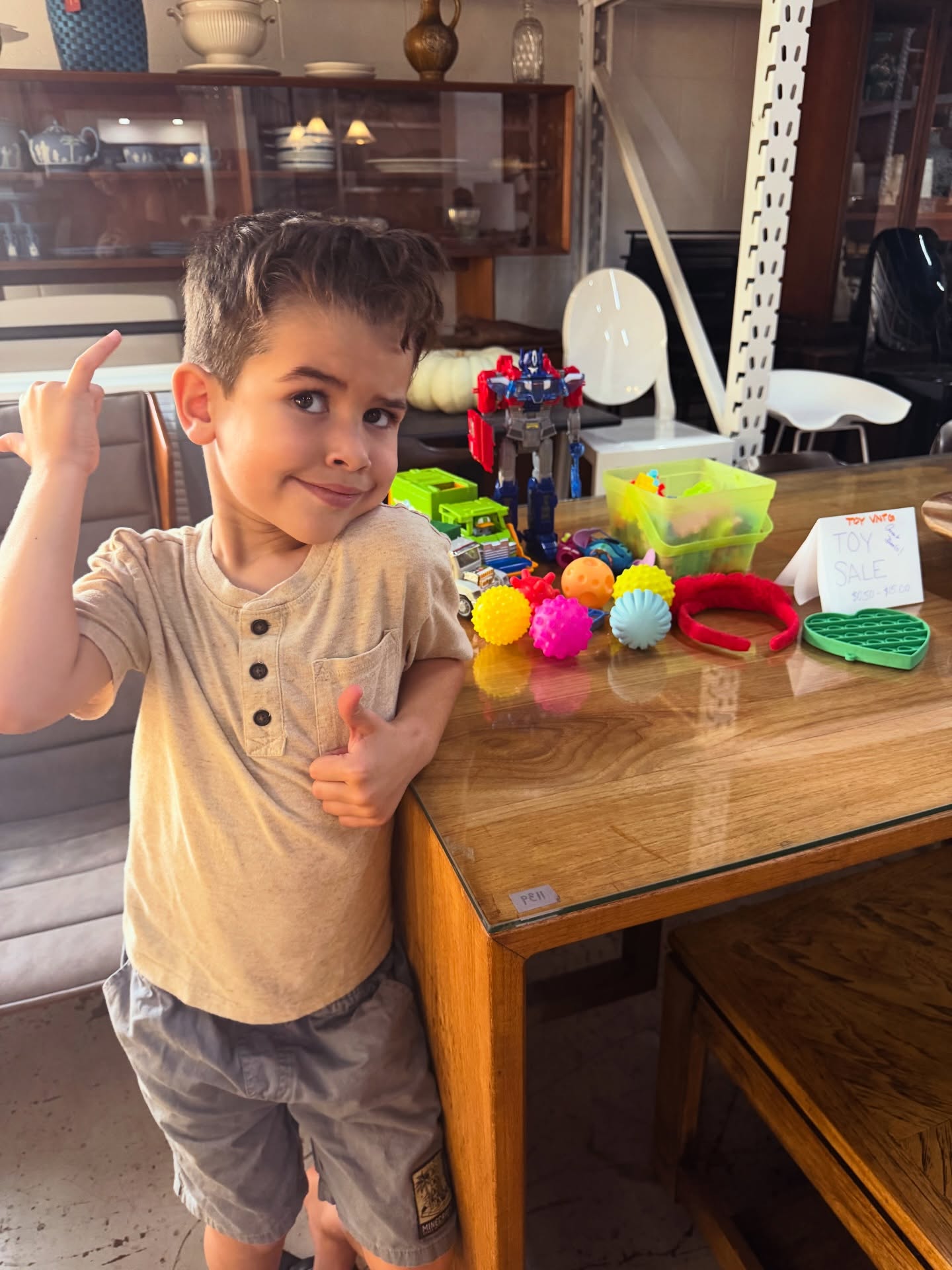 Excited for our latest pop-up vendor, TOY VNTG! Come support this young entrepreneur and check out the furniture while you are at it!
Side note for the kids: we have chocolate milk
Side note for the parents: we use just organic milk, organic cane sugar, and cacao in the chocolate milk at @cafevntg
#popupshop #shoplocal #honolulukids #kidentrepreneur #vntghonolulu