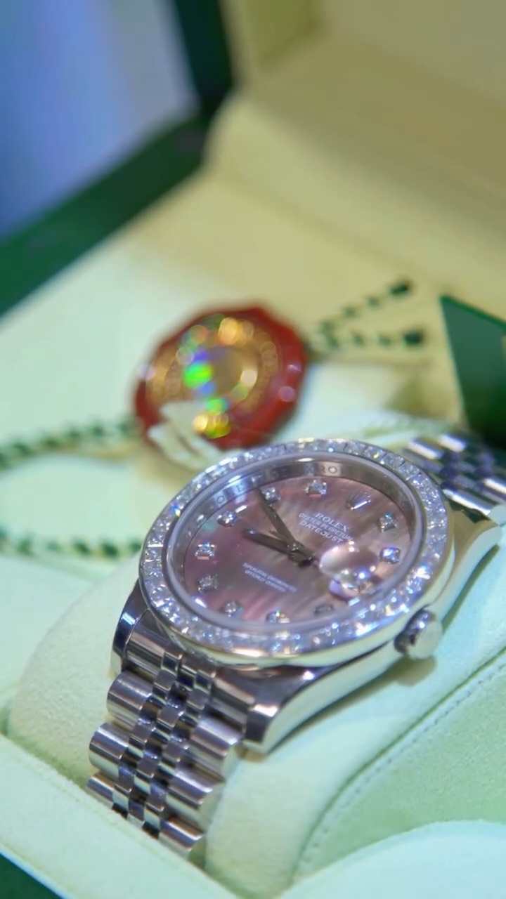 Valentine’s Day is just around the corner! Is he ready? #pawnshop #tiktok #luxury #fyp #orangecounty