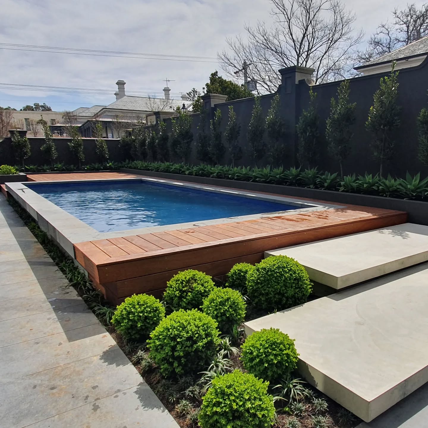 Stepping into the weekend 🏊♂️🍹🏝