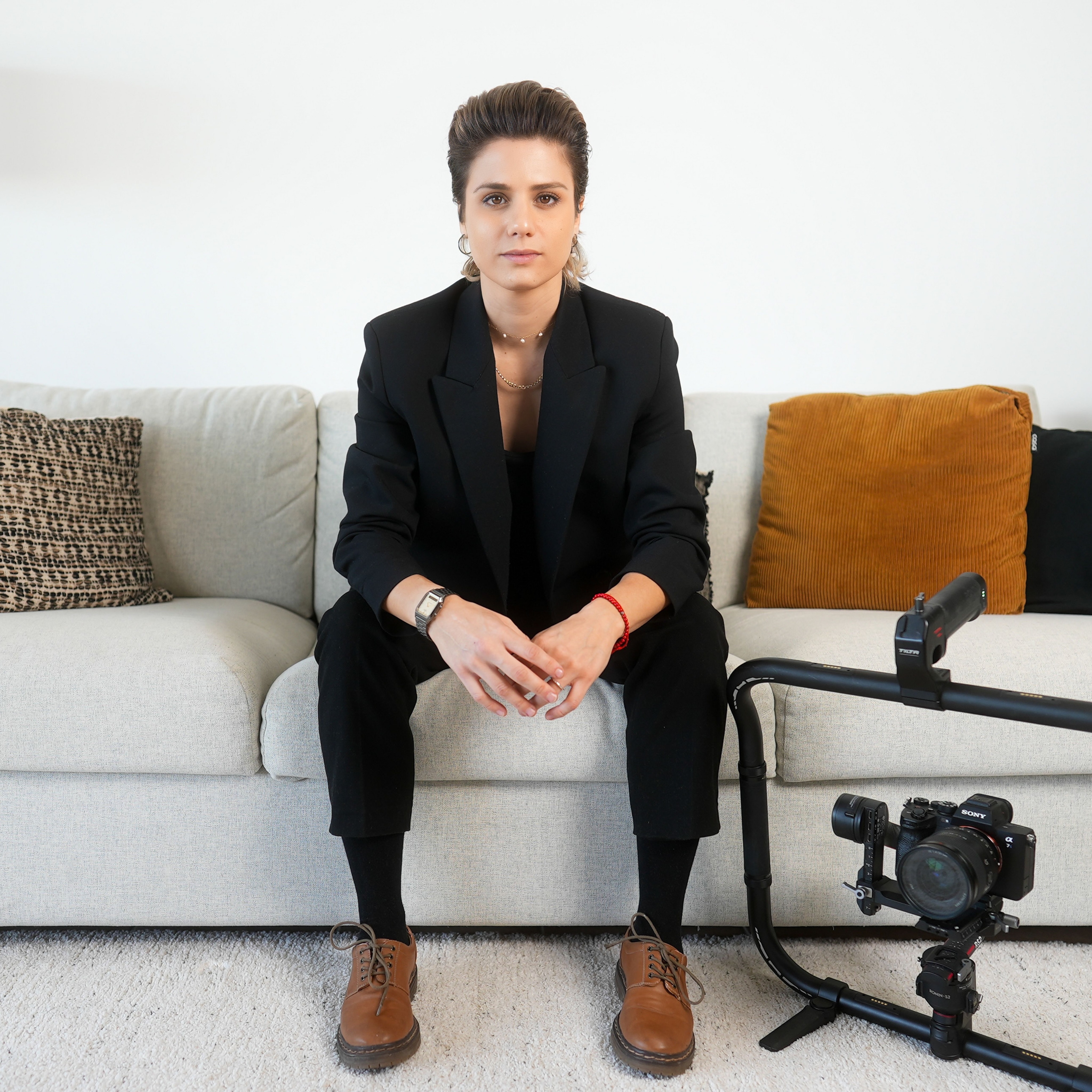 “ Bonjour à tous, je suis Alexia, vidéaste passionnée et fondatrice de Landy Production ✨…”
C’est le début d’un texte édité par chat GPT, il est super bien écrit, y’a aucune erreur d’orthographe et en plus la syntaxe est plutôt bonne !
Je voulais me présenter un peu pour les nouveaux followers qui rejoignent ce compte (au passage je vous en remercie 🙏)
Donc je vais essayer de me présenter à ma manière 😏 :
Je suis Alex ou Lexi, ça dépend si y’a trop de Alex sur un tournage je prends le surnom Lexi (c’est plus simple) !
Bien évidemment que je suis passionnée par la vidéo sinon j’aurai abandonné le métier depuis bien longtemps ! Quelle idée de se lancer à son compte dans un métier que l’on aime pas !
Mais avant d’aimer l’image, j’aimais plus que tout la musique !
C’est de là que ça part, j’ai été batteur 🥁 pro (j’ai fait des grandes tournées internationales dans le village du coin) et puis de la basse et j’ai fait des belles premières parties d’artistes ! (Mp si vous voulez tout savoir 😏).
Du coup j’accorde une grande importance à la musique dans mes vidéos, au rythme et à l’émotion que ça procure !
Ça fait 5 ans que Landy Production existe, je suis hyper contente de l’évolution que j’ai eu, du chemin parcouru … (si vous avez lu jusqu’ici c’est déjà bien 😅)
Bon en fait je voulais simplement poster cette photo, j’ai fait un petit texte histoire de “rentrer dans les codes de l’algorithme”.
Et je vais finir par un peu d’humour :
Apparement depuis cette publication, on a jeté toutes mes chaussures 😅