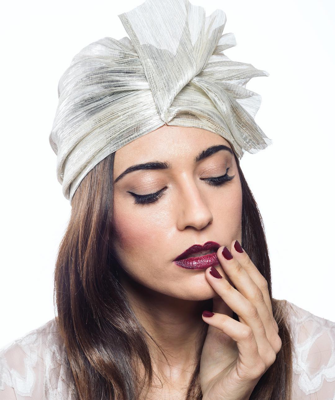 Y que me encantan estos tonos y looks para el invierno, también para cualquier otra época pero ahora como que apetecen más, no se si os pasa a vosotras también... A sentir y disfrutar...😌que llega el fin de semana!
Fotografía: @chavienriquezphoto .
Tocado y Diseños: @rociomunozdesign .
Modelo: @mireiabosck .
Maquillaje y Peluquería: @mariasalasmua .
.
.
.
.
.
.
.
.
.
.
.
.
#makeup #eyeliner #maquillaje #delineado #labiososcuros #labiosintensos #labios #uñas #makeupideas #makeupartist #maquillajedefiesta #maquillajeelegante #maquillajedeinvierno #maquillajedeboda #maquilladoraprofesional #tocados #sesiondefotos #moda #tendencia #mariasalas