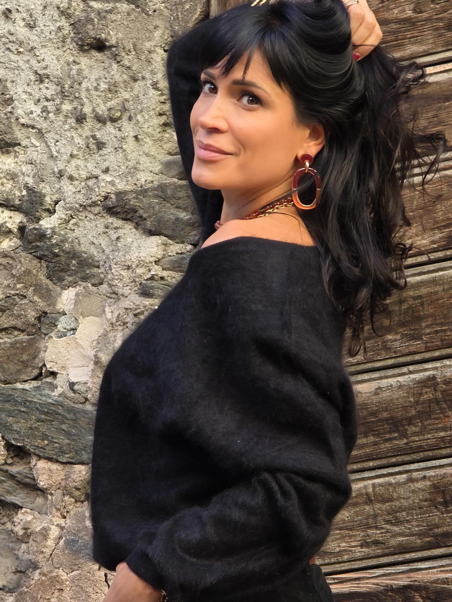 @valy_sanchez 🤎 porte un pull cashmere, une veste @five_jeans des pantalons velours côtelé @denimstudioparis et un sac @arsayoparis
#sale #boutique #sion #shopping #valais