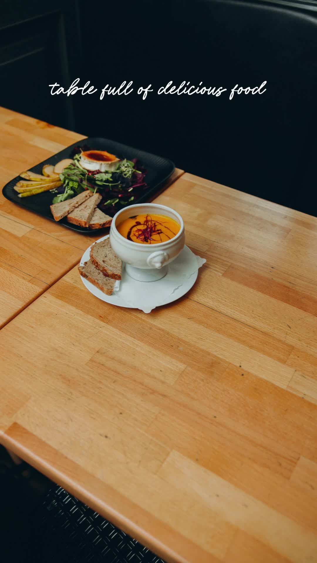 Ein Tisch voller leckerem Essen – genau so mögen wir das.
Teilen, probieren, zusammen genießen. 🍽️
Was würdet ihr euch zuerst nehmen?