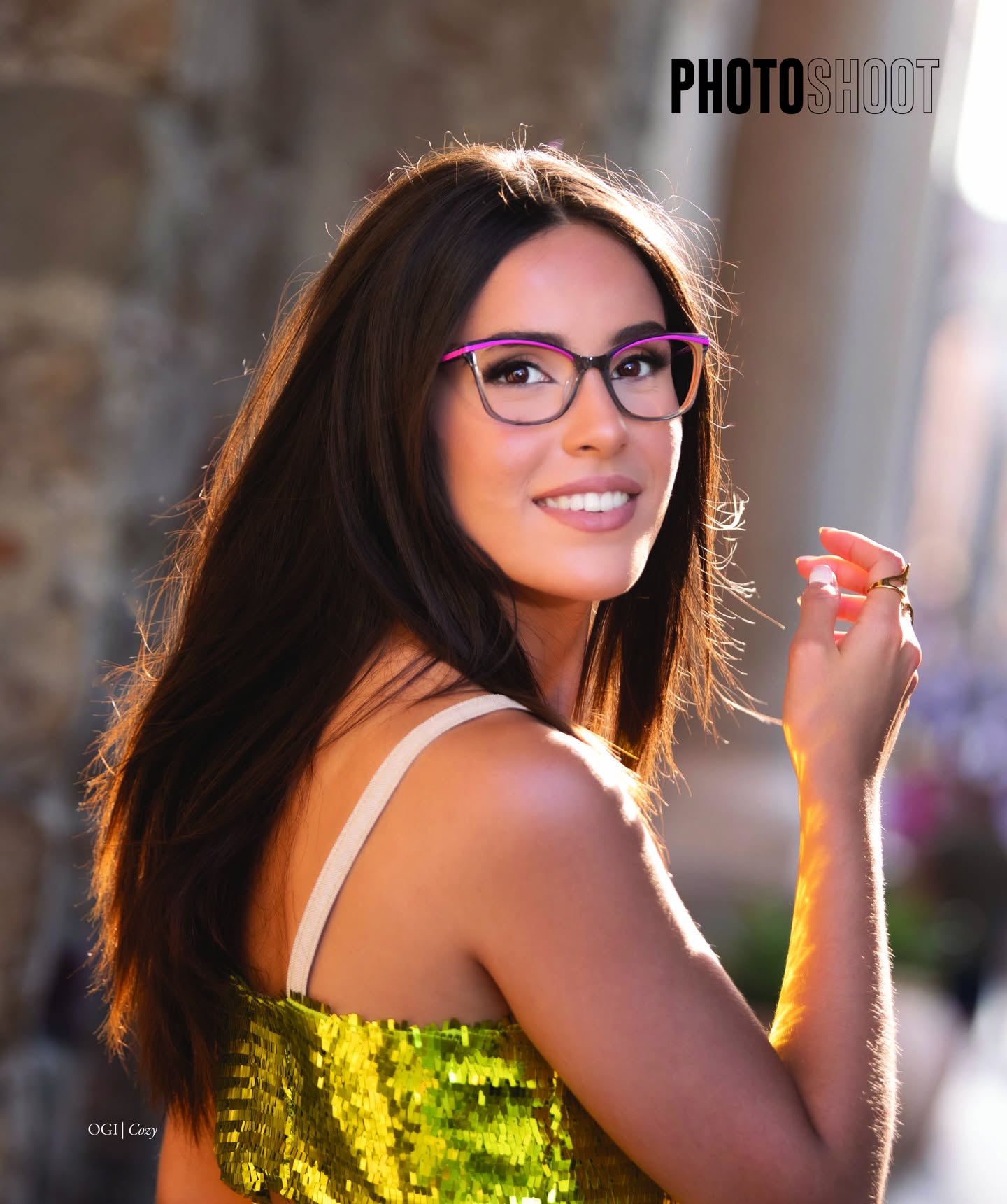 This harlequin-shaped frame by @ogieyewear blends boldness and fluidity, crafted with thick acetate that flows effortlessly between colors. Inspired by the art of getting cozy—Minnesota style—it's perfect for relaxing by the fire after a day on the lake or in the snow.
Photo: original @imaginemeye shooting in Taormina, Italy.
Find out more on the new magazine release: link in bio.