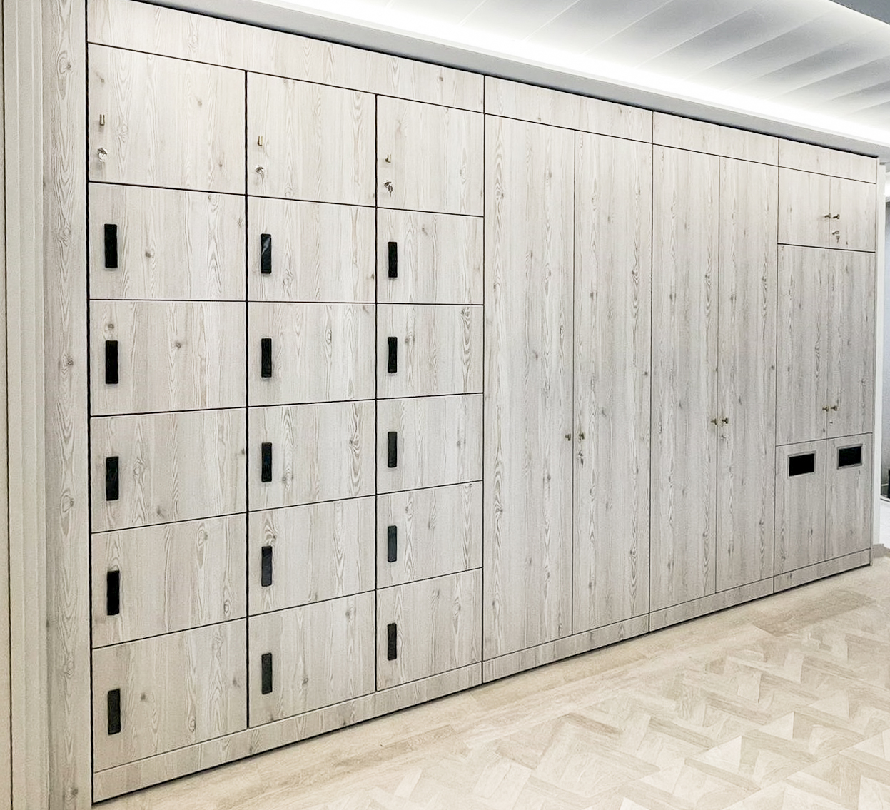 Breaking the boundaries of storage through smarter use of space.
Freewall Storagewall lets you combine multiple module types into one seamless, homogeneous run - maximising storage, keeping layouts clean, and giving you total design flexibility without visual clutter.