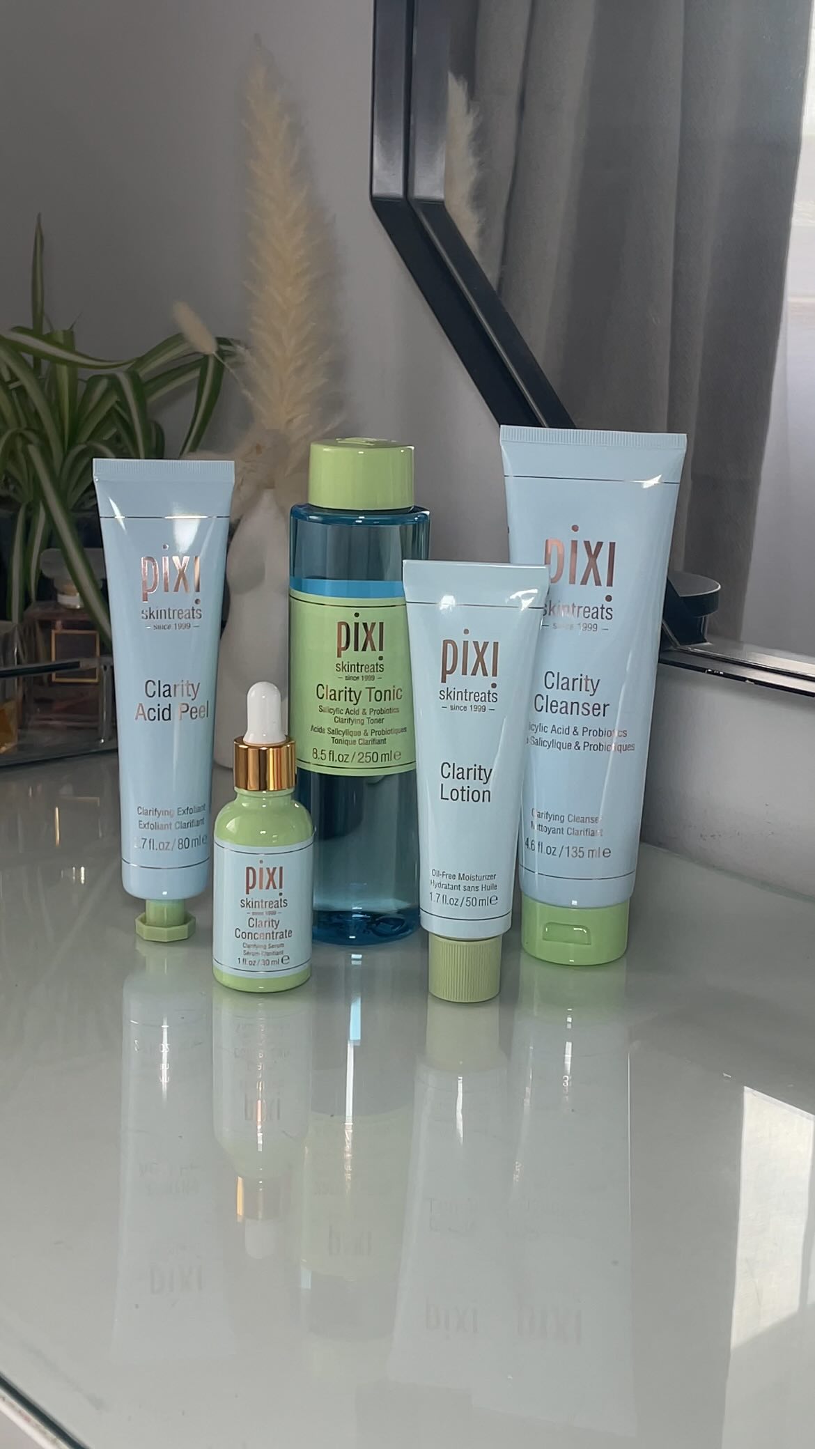 @pixibeautyuk - Clarity Collection ✨
If you feel like your skin could do with some help to get balanced these complexion refining products have ingredients like Salicylic Acid to smooth & Lactic + Glycolic acids to gently resurface.
There are nourishing Probiotics in there to help support healthy looking skin & Hyaluronic acid to help hydrate 💦
They won’t get rid of your pores but they will help with the oils and appearance 🙌🏼
These products have been kindly gifted to me and I’m not getting paid to post this! If you would like to purchase any of these, do ask me for a link because with an affiliate link the company will pay me a little commission & you could save some £
Thank you 💗
#pixibeauty #claritycollection