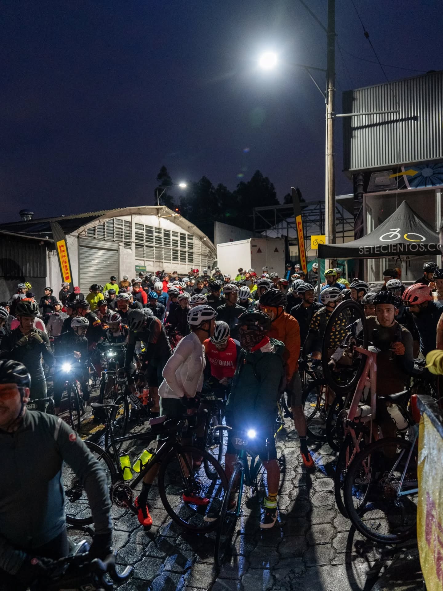 Muchas gracias a @setecientos.cc por una vez más acoger al Brevet de la Culebra.
El sábado 28 de Febrero a las 6:00h arranca en Setecientos esta fiesta rutera. Toda la comunidad ciclista invitada a celebrar con esos randonneurs que se lanzan a los 200K.
Setecientos está armando fiesta de recepción para que ciclistas, amigos y familiares tengamos un inolvidable sábado.
¡Nos vemos pronto!
📷 @bodega.producciones
@toscana.alimentos
@skratchlabs.ec
@pendientemedia
@carnicoslacomarca
@shimanoecuador