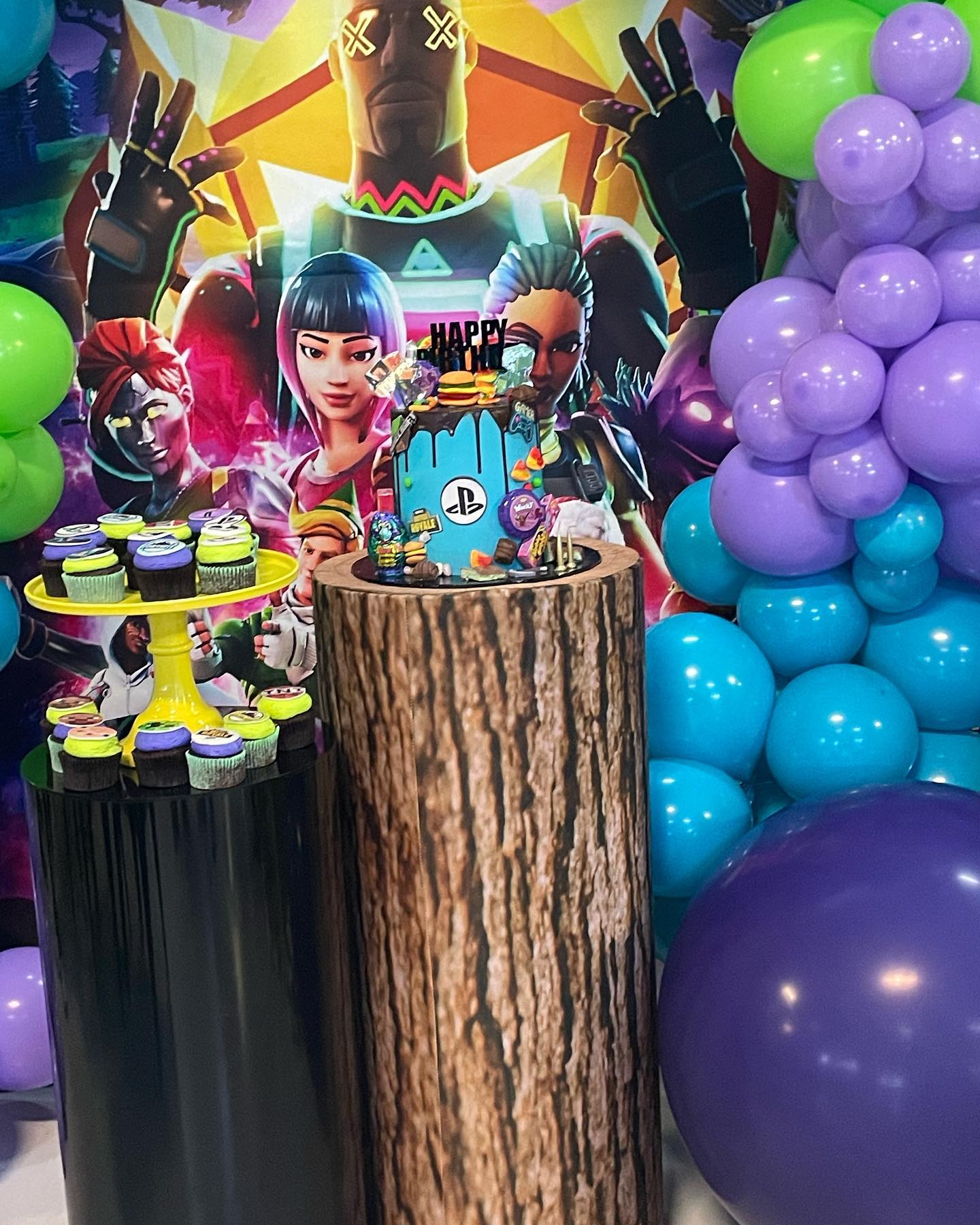 Im back and it feels great! After a much needed break I’m so excited to be back and full of passion and excitement again! And what a party to come back to! Beautiful family and an amazing event! Plinths @partymamma backdrop @myfiesta1 cupcakes & cake @prettydamncutecakes venue @inflatablebouncehouse and balloons and set up by me! @belles_decorations_by_design
#fortniteparty #fortnite #boybirthday #balloondecor #fortnightballoons #fortnighttheme #birthdayparty