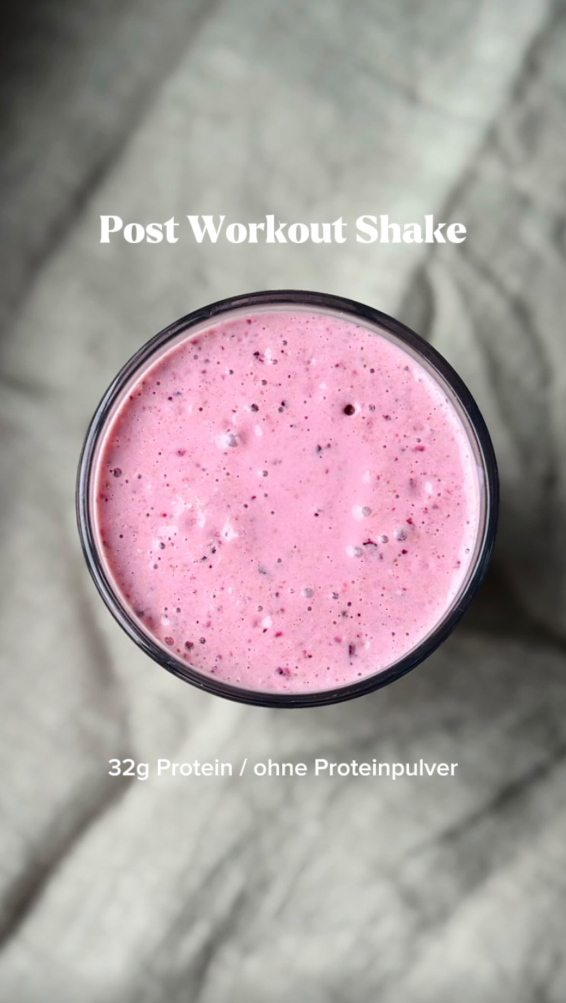 REZEPT 😏🍹 Keine Zeit nach dem Training oder Hunger?
Dann mach diesen Shake mit 32g Protein ohne Proteinpulver ⬇️
Alles was du brauchst:
250ml Buttermilch o. Kefir
150g Magerquark
150g TK Beeren-Mix
2 EL Haferflocken
1 TL Erdnussmus
1 Prise Salz
Einfach so lecker!! Enjoy💜
Enthält alles, was du brauchst:
• Kohlenhydrate, um Glykogenspeicher aufzufüllen
• Proteine für Muskelreparatur & Regeneration
• Mikronährstoffe 🫐🍓