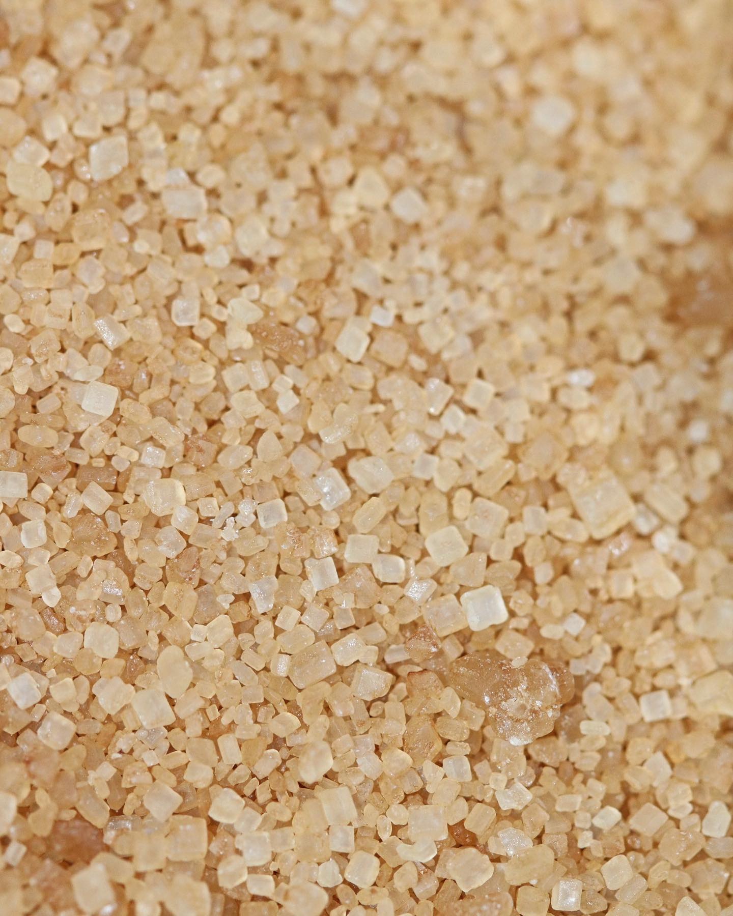 Brauner Zucker ist gesünder?
Viele meiner Klienten sind überzeugt, dass sie mit braunem Zucker gesünder unterwegs sind 🤷♀️
Brauner Zucker oder Rohrzucker ist nichts anderes als weniger gereinigter Zucker. Er enthält zwar mehr Vitamine und Mineralstoffe, dies aber in einer so geringen Menge, dass sie kaum von Bedeutung ist☝️
Er ist somit nicht "gesünder" als der raffinierte weisse Zucker ❕
Auch alternative Süssungsmittel wie Honig, Ahornsirup oder Birnendicksaft sind nicht besser einzustufen als Zucker - die Auswahl ist reine Geschmackssache 🍯
Meine Meinung ➡️ Zucker ist durchaus mit einer ausgewogenen Ernährung vereinbar. Beachtet man alle Lebensmittelgruppen im richtigen Mass, so hat auch Zucker seinen Platz.
Wichtig ist der sinnvolle Umgang damit - ganz nach dem Motto "weniger ist mehr" - das Essen soll Freude bereiten und schmecken 😋
#ernährung #ernährungsberatung #ernährungsberatungzürich #psychologie #essen #wohlfühlen #gewicht #balance #gesundeernährung #zucker #mythos #aufklärung