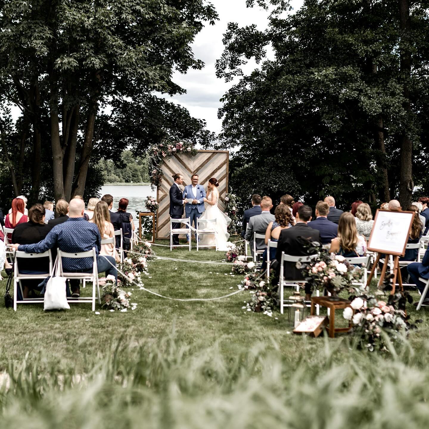 Freie Trauung am Scharmützelsee.
Foto: @hochzeitsfotografsebastian
#eibenhofbadsaarow #eventlocation #weddinglocation #freietrauung #feiernamscharmützelsee
