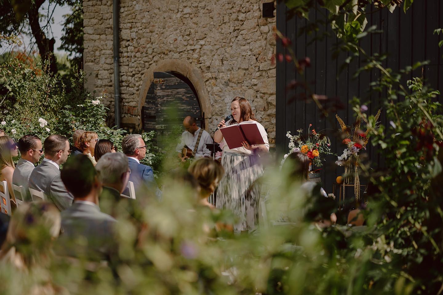 Ich habe das Foto gesehen und dachte sofort: Es zeigt das Berufsbild von uns Freien RednerInnen perfekt: wir stehen da vorn, aber wir drängen uns nicht in den Mittelpunkt. Wir reden viel, aber wir sprechen dabei über Euch. Wir sind präsent, selbstbewusst und führen durch die Zeremonie, aber halten den Scheinwerfer auf Euch. Wir sind genau so, wie wir sind, aber immer für Euch! 🧡
📸 @shotbyflo
💐 @frankfurtflowers
🎶 @listen2band
📍 @boudierkoeller
💛 @alidaabs & Max
.
.
.
#freierednerin #freierredner #freietrauung #freiezeremonie #hochzeit #wedding #inspo #summerwedding #verlobt #brautstrauß #wirheiraten #bride #groom #realwedding #engaged #heirateninhessen #heirateninderpfalz #love #isaredet #darmstadt #hessen