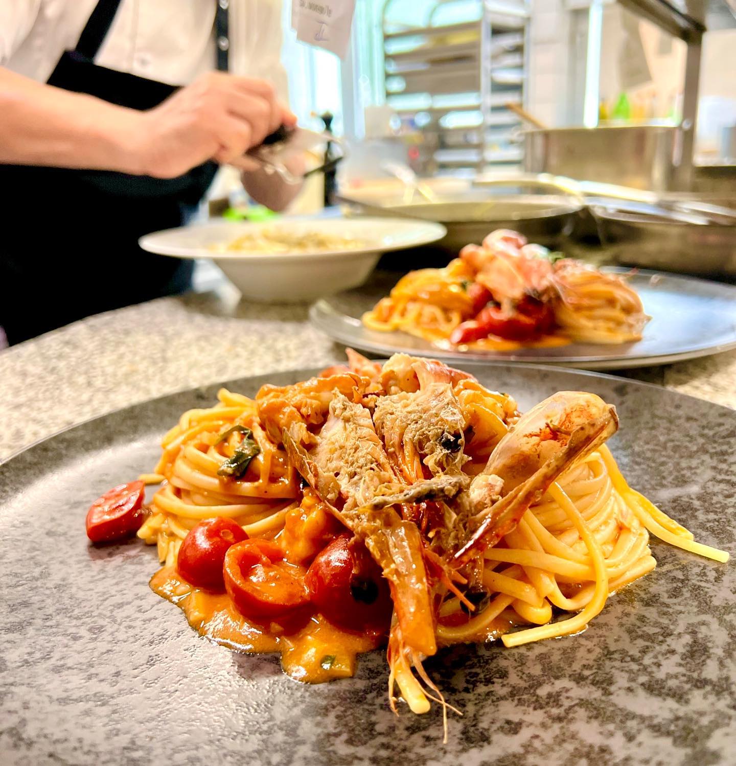 Ciao Amici, im Meer schwimmen viele ‚Fische‘, bei uns nur die besten! 🦐 Kommt vorbei und probiert unsere Pasta mit Scampi und frischen Tomaten 😋 #tuttipazziperlacucina #lacucina #münchen #munich #restaurantsmünchen #pizzapastaandmore #geheimtippmünchen #italianfoodmunich