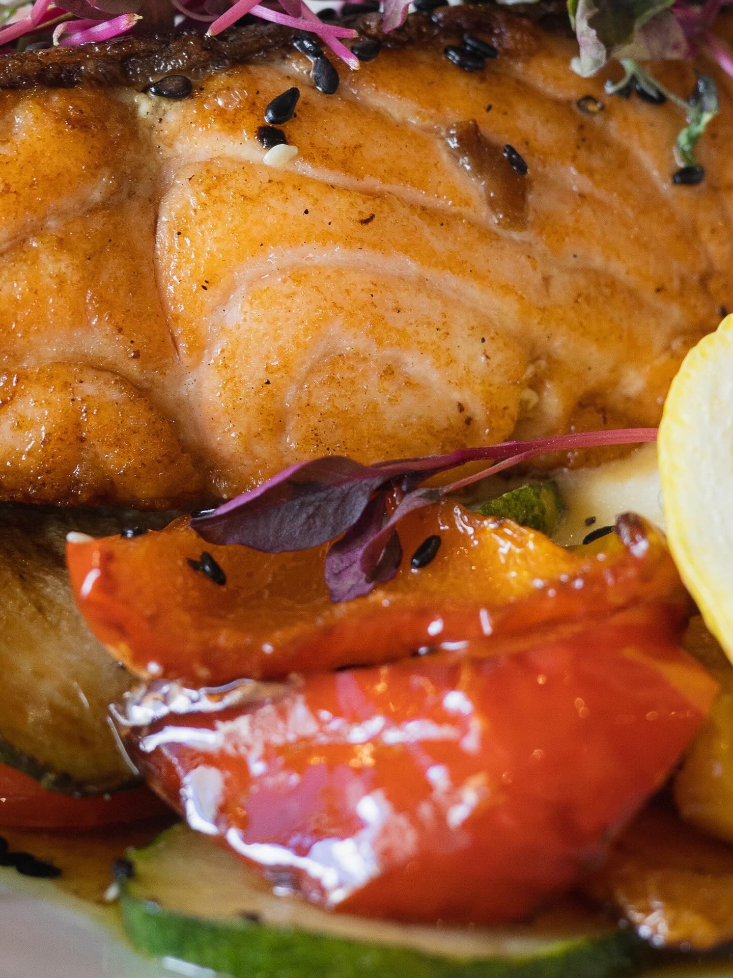 HONEY MISO SALMON
ginger, sesame, soy sauce, garlic mash, sesame, spring onion. 🍋🟩