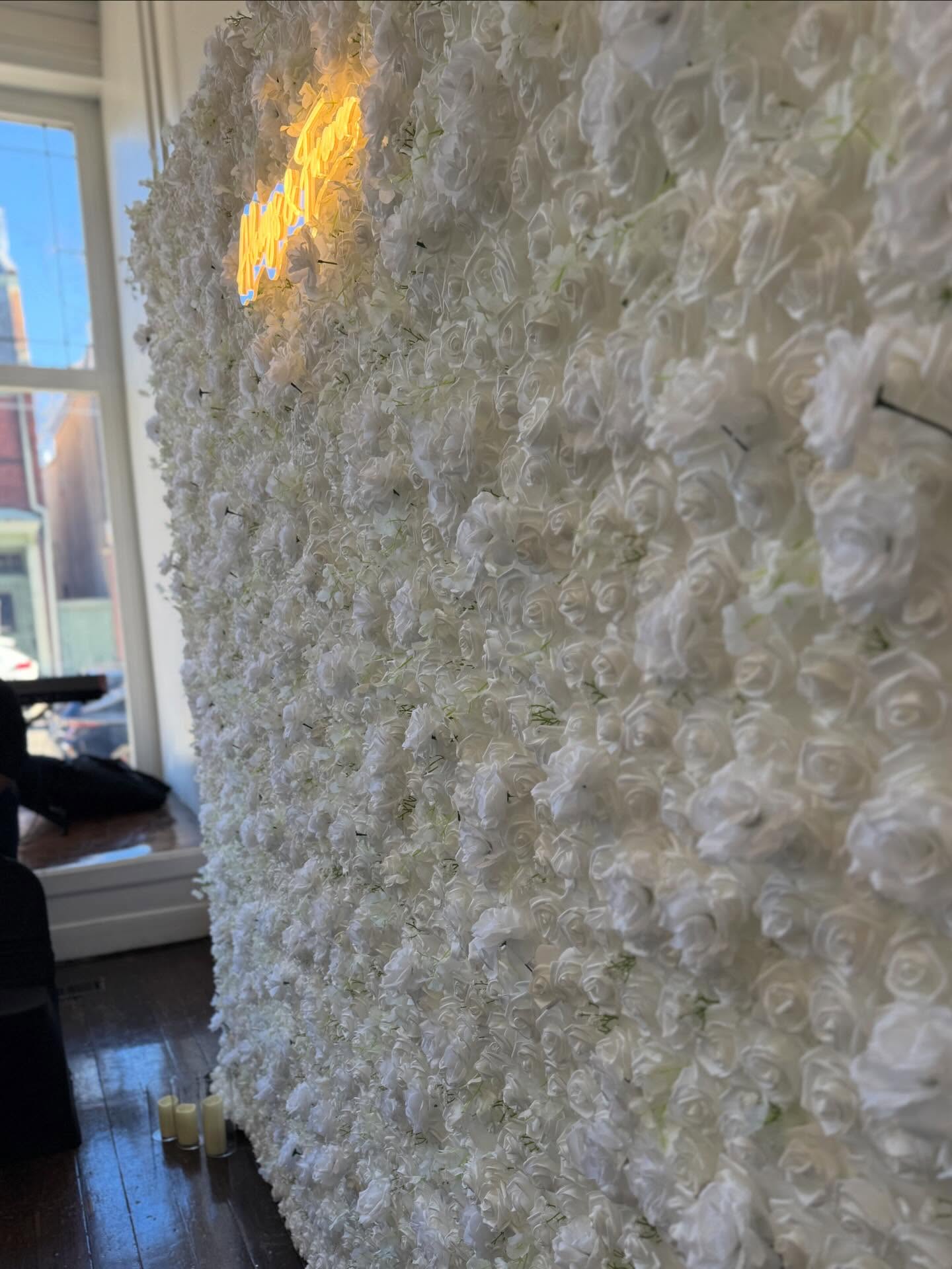 OBSESSED!!
My favorite angle of my floral displays is always the side view—where you can really see the definition of each bloom 🌺🌹
And when that daylight hits? Chef’s kiss 🤌🏽✨
Aren’t they so pretty?? 😍
#flowerwall
#eventdecor
#floralbackdrop
#partyinspo
#phillyevents