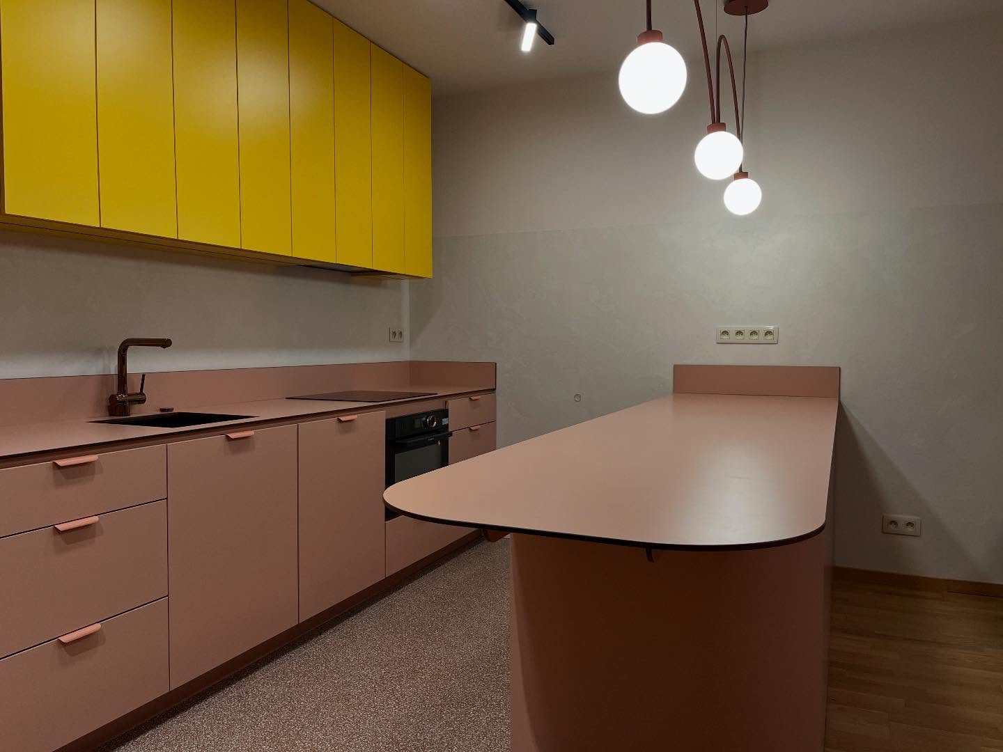 Mikrocementová stěrka v odstínu lomené bílé v kontrastu s výraznou barvou kuchyně. #monolitdesign #mikrocement #design #artdecostyle