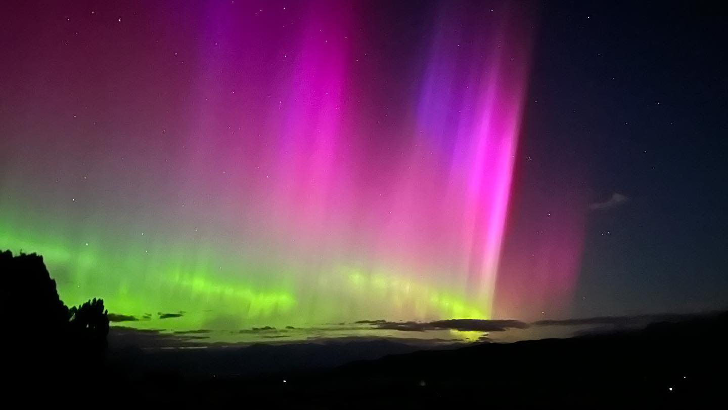 Incredible Aurora Australis over Te Anau last night. Quite a mind blowing sight to see in our southern paradise 🤩