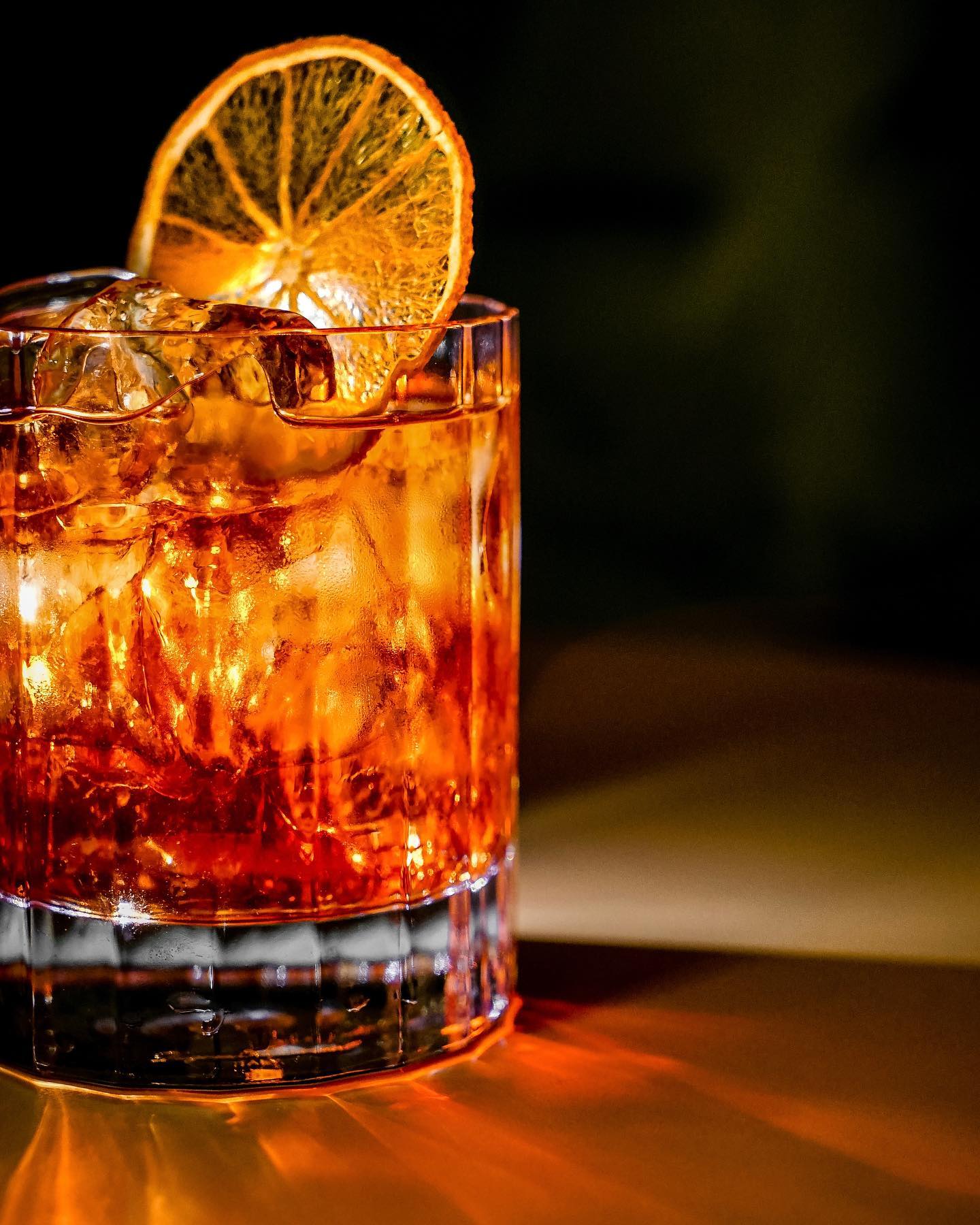 I riflessi seducenti del tuo dopocena 🧡🥃
AURA
Ristorante & Lounge Bar
📍 Via Dante 22,Nova Milanese (MB)
☎️ 0362 1637534
#ristorante #ristoranteitaliano #ristorantemonza #ristorantemilano #milano #monza #monzabrianza #novamilanese #drink #dopocena #bar