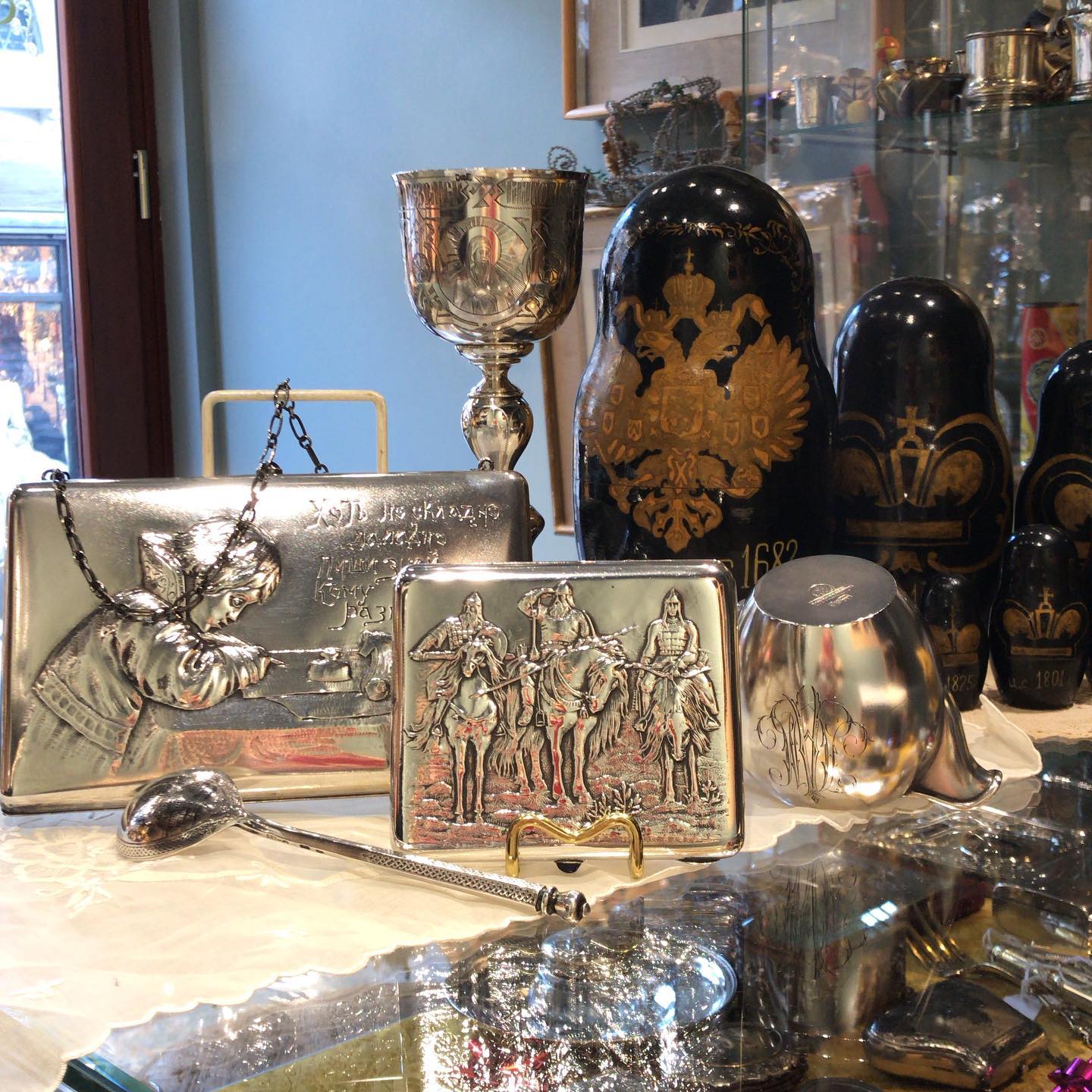 Anticoponteantiquariato . Splendori dalla Russia, borsa , portasigarette in argento, cucchiaio e lattiera di P.Ovcinnikov 1893. Visita il mio sito anticoponteantiquariato.com.Link in bio #oldsilver#oldrussia#antiquesforsale#antiqueshops#antiquestore#antiquedealersofinstagram #venice#rialtobridge#