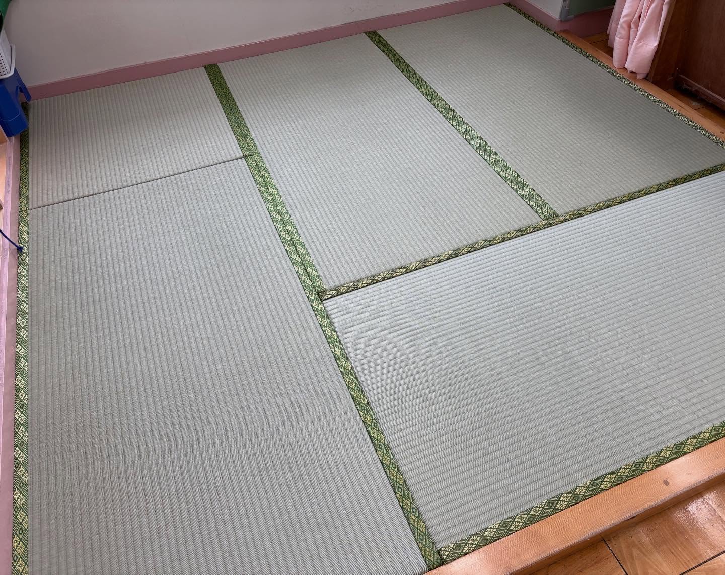 名東区の小学校に畳表替えを納品しました🚛
畳の使用頻度が高いので、今回は耐久性に優れた国産化学表をお選びいただきました。
#和室リノベーション
#和室リフォーム
#名古屋市畳
#名東区畳
#畳名東区
◻︎畳◻︎襖◻︎障子◻︎網戸◻︎張替え
名古屋市
名東区
高間町
丸孝畳店 マルタカタタミテン
☎️052-701-6960