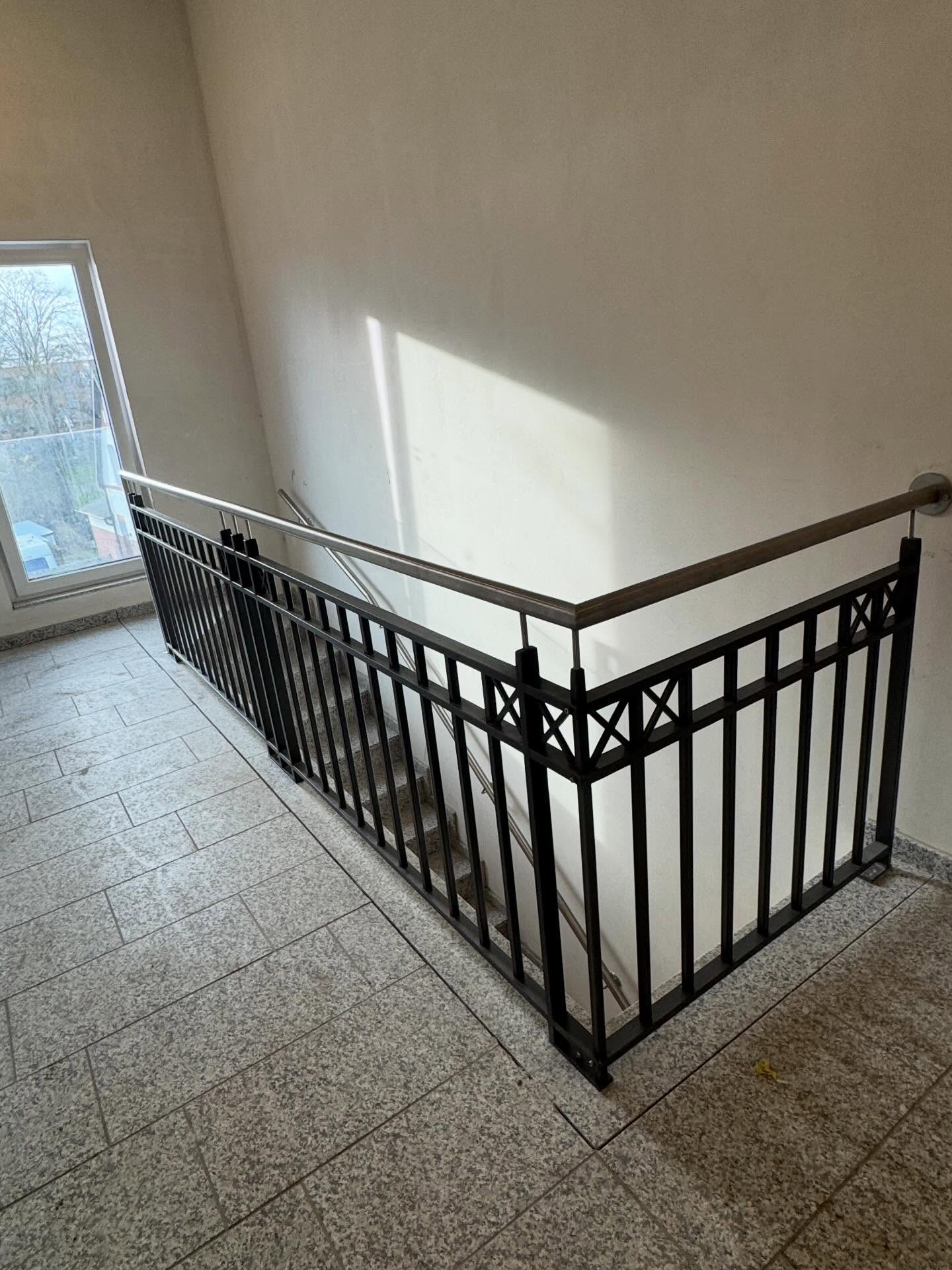 Klare Linien. Starke Wirkung.
Dieses maßgefertigte Stahlgeländer verbindet zeitloses Design mit maximaler Funktionalität. Die vertikalen Streben sorgen für eine ruhige, elegante Optik, während die robuste Konstruktion Sicherheit auf jeder Ebene garantiert.
🔹 Pulverbeschichteter Stahl in edlem Anthrazit
🔹 Präzise Verarbeitung & langlebige Qualität
🔹 Modernes Design – perfekt für Treppenhäuser & Mehrfamilienhäuser
🔹 Funktion trifft Ästhetik
Ein Geländer ist mehr als nur ein Schutz – es ist ein gestalterisches Statement im Raum.
#Geländer #Stahlgeländer #Treppengeländer #Metallbau #ModernesDesign Architekturdetails Handwerk Qualität Innenarchitektur Treppenhaus