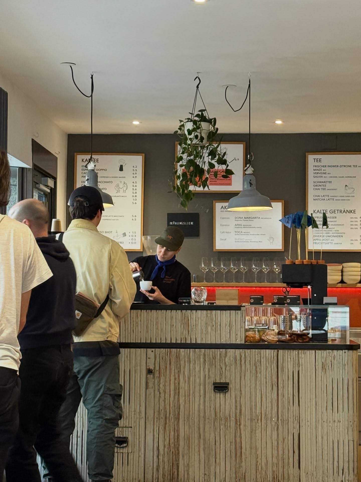 The weekend is here:
Samstags und sonntags von 9:00 bis 18:30 Uhr geöffnet.
Brunch & Lunch bis 14:00 🫶
#basel #frühling #coffee #weekend