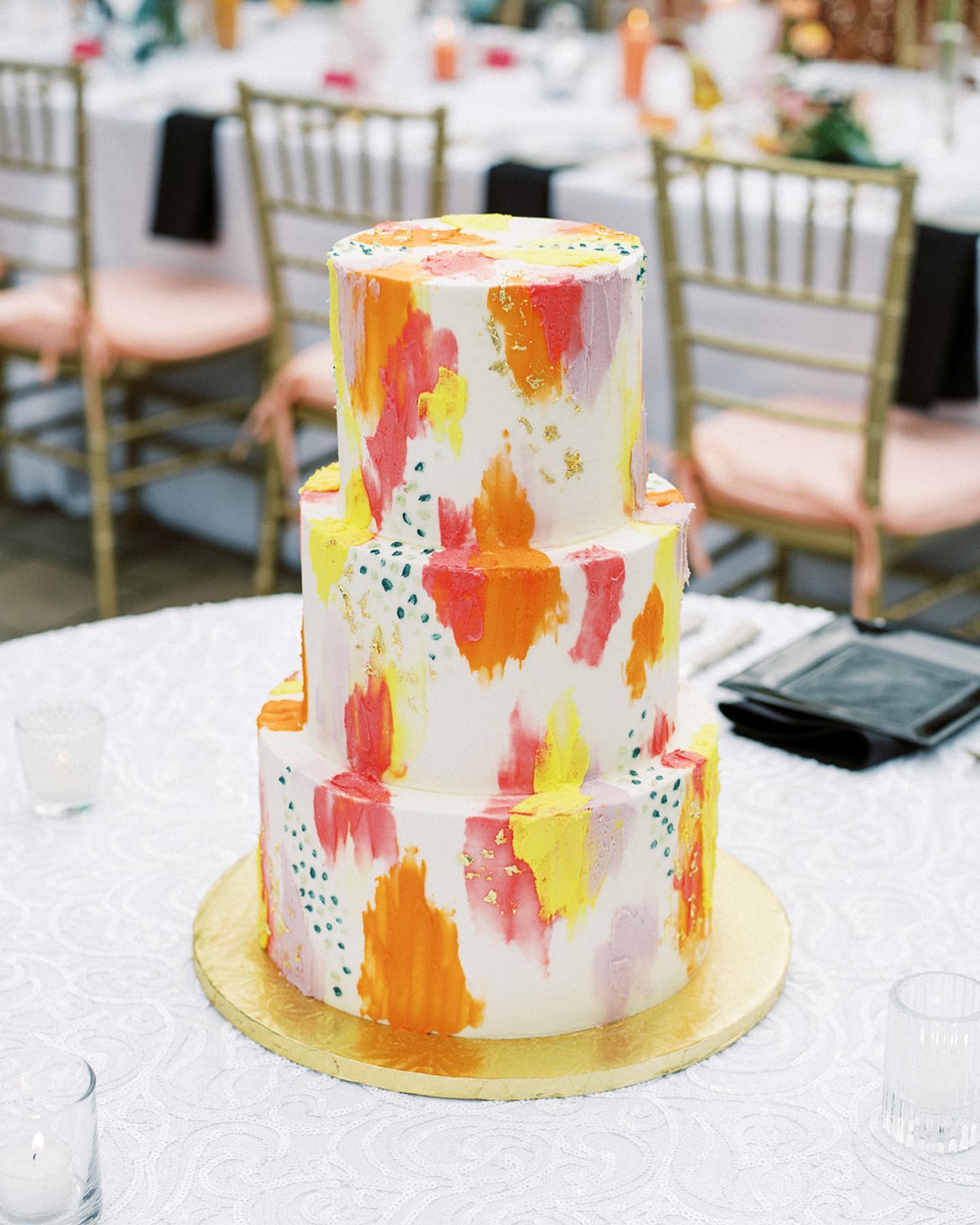 Warm weather and bright colors go together perfectly like cake and champagne! In love with this abstract brushstroke cake by @bonboneriecincy. They took the inspiration and ran with it! 🎨✨
@nicoleclareyphoto / @evefloralco @alloccasionseventrental / @nuagedesignsinc / @fitztheoccasion / @vincentltg / @alleen_company / @poeme / @queencityvignette / @jeffthomascatering / @bonboneriecincy
.
.
.
#cincinnatiwedding #greenacresweddings #cincinnatibride #weddingcake #modernwedding #cincinnatiweddingplanner #weddingplanner #weddingdesign #weddingdesigner #weddingstyle #weddingstylist #eventdesign #eventdesigner #eventstyling #eventstylist #wolfandbirdevents