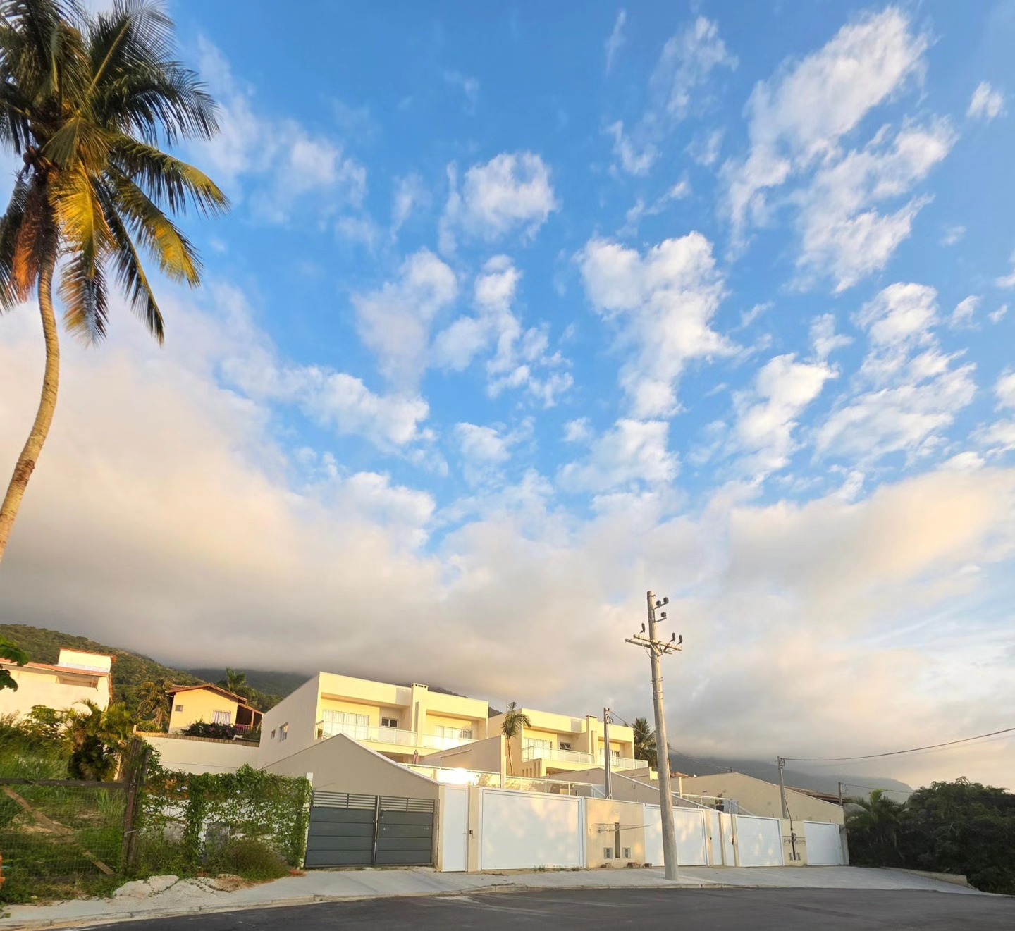 Casas Lehua Feiticeira – Ilhabela
4 casas exclusivas, pensadas para receber famílias grandes com todo conforto!
Cada casa tem:
– 4 suítes espaçosas
– Piscina privativa
– Churrasqueira
– Wi-Fi
– Capacidade para até 16 pessoas
– A poucos passos das praias Feiticeira e Julião
Hospedagem ideal para quem busca tranquilidade, praticidade e um espaço completo para reunir várias gerações da família em Ilhabela.
Garanta sua data e venha viver dias inesquecíveis na Feiticeira!
12 98827-3983 Cotações e Reservas!