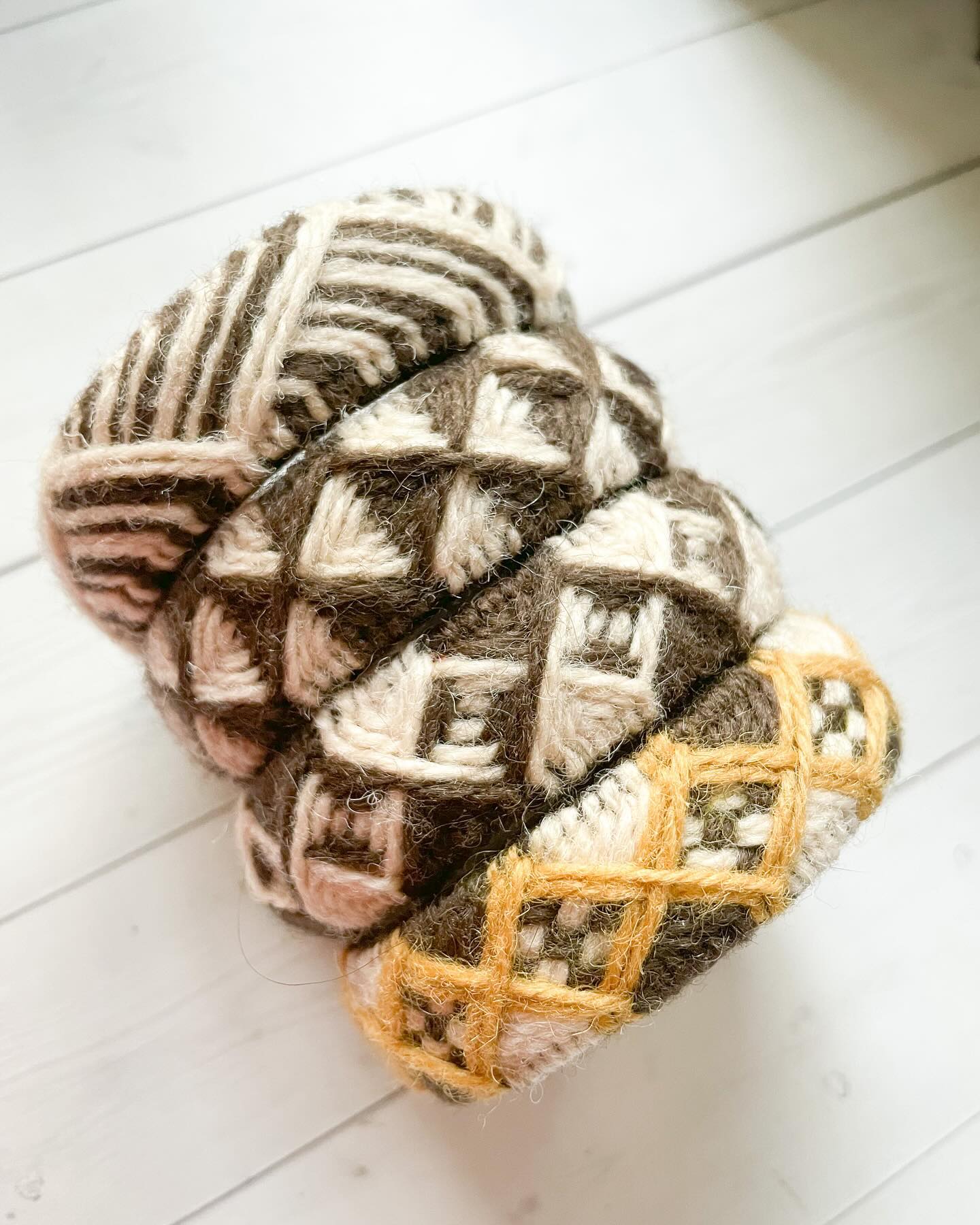 My new favorite color combination ☺️ #fiberart #yubinuki #stitching #embroidery #handmadejewelry #handmade