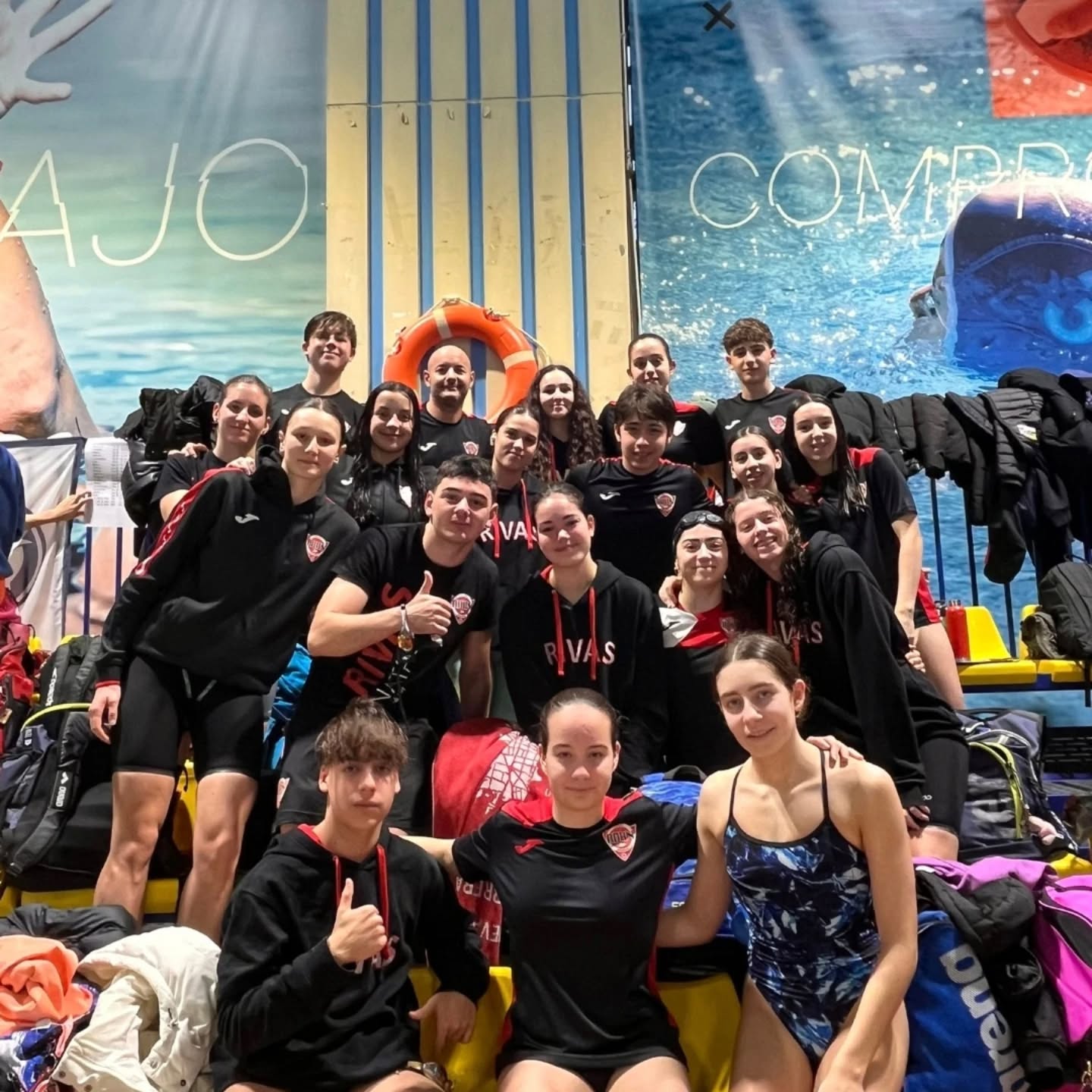 ▪️CTO MADRID OPEN ABSOLUTO Y JUNIOR▪️
➡️Durante los días viernes 30 sábado 31 de enero y domingo 1 de febrero se celebró en las instalaciones de la m86 el cto de madrid junior y absoluto de invierno en piscina de 50
Donde nuestros chic@s absolutos, junior y algunos infantiles hicieron un gran papel ,tomando contacto con la primera competición importante del 2026 🔥
➡️A destacar la medalla 🥉de larisa utiu en los 50 braza categoría absoluta
Y andrea serrano 🥈en los 100 mariposa y 🥉en los 50 mariposa ,ambas en categoría junior
➡️Además nadaron la final A entre los 8 mejores de madrid:
🚹50 BRAZA
Pablo pon y Felipe Collado
🚺100 BRAZA
Larisa utiu
🚺200 MARIPOSA
Lucia fernandez
🚺100 y 200 LIBRE
Barbara huetos
🚺400 ESTILOS
Carla López
🪬50 LIBRE
Lucia gonzalez
Y los relevos 4x100 estilos masculino y femenino que consiguieron la 5ª y 6ª plaza respectivamente 💪🏼
➡️Queremos destacar también el gran ambiente de equipo reinante en todas las sesiones 🤗
Enhorabuena a todos los participantes
A seguir asi !!!!
@aytorivas
@fmn_oficial
@natacion_madrid
@natacion__espana
@optica_atenea_optometria
@centromaui
@psicolucia.habitare
@javiersanchez.dn
@mcarazog