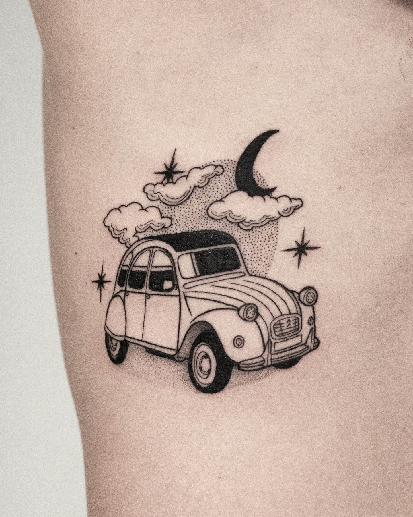 Victor’s own Citroën 2CV immortalized on his ribs. Thanks again for the trust.
#citroen2cv #blackworktattoo #finelinetattoo #dotworktattoo #customtattoo